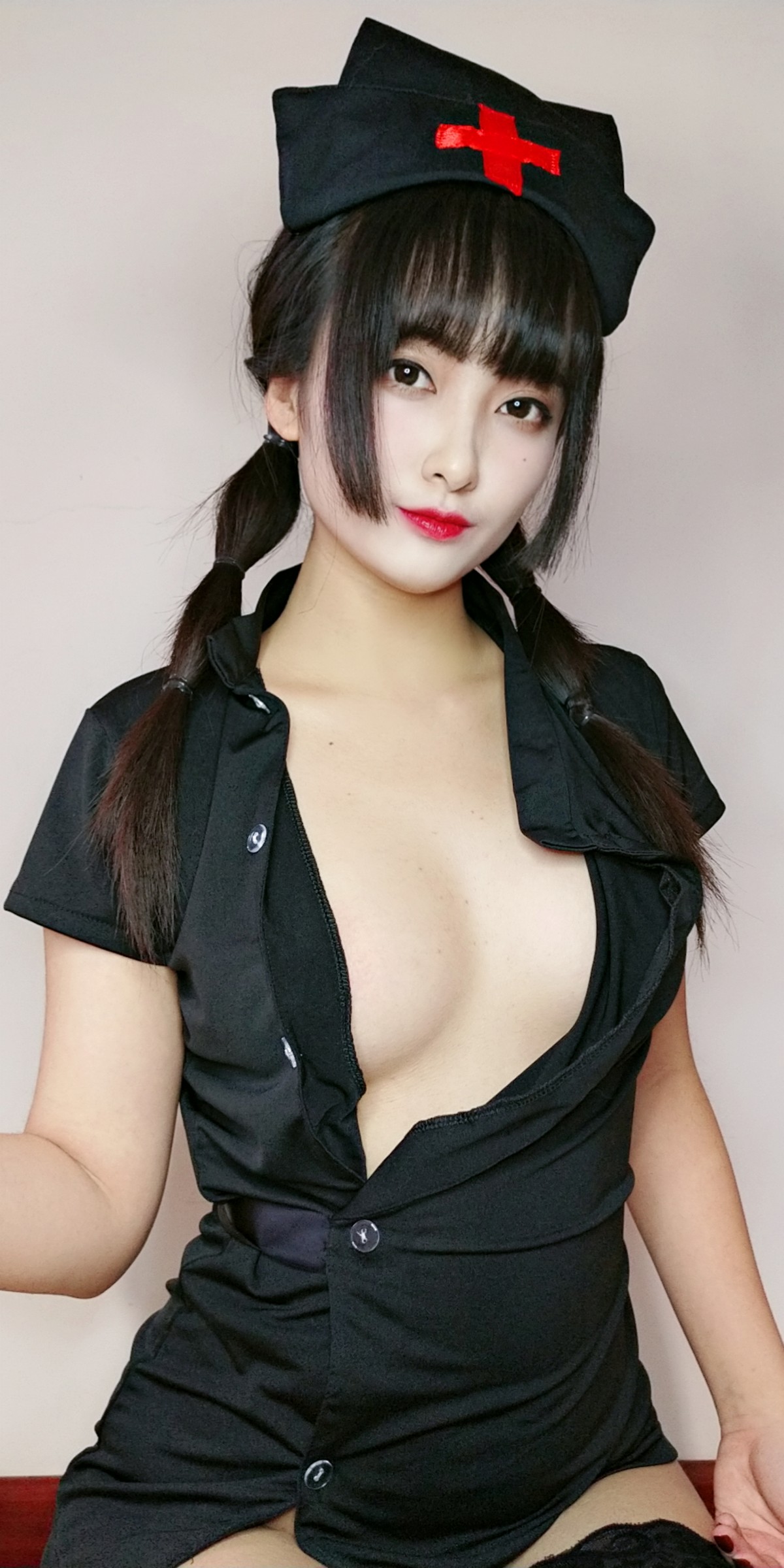 xgyw.top_动漫博主洛璃LoLiSAMA情人节小护士主题黑色服饰半脱露丁字裤秀翘臀诱惑写真90P