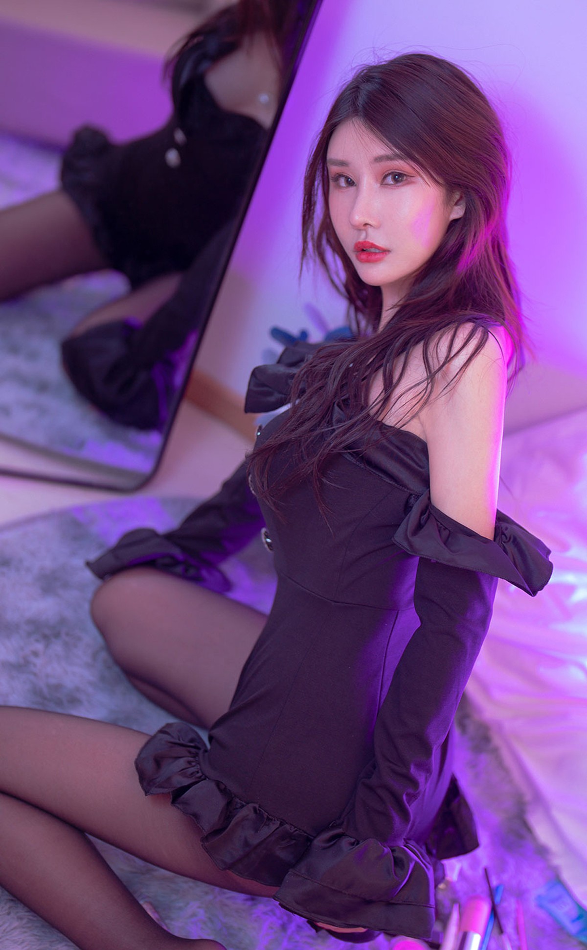 xgyw.top_[Ugirls爱尤物]No.2311_模特夏沫沫tifa私房暗色灯光下黑色紧身服饰配黑丝裤袜诱惑写真35P