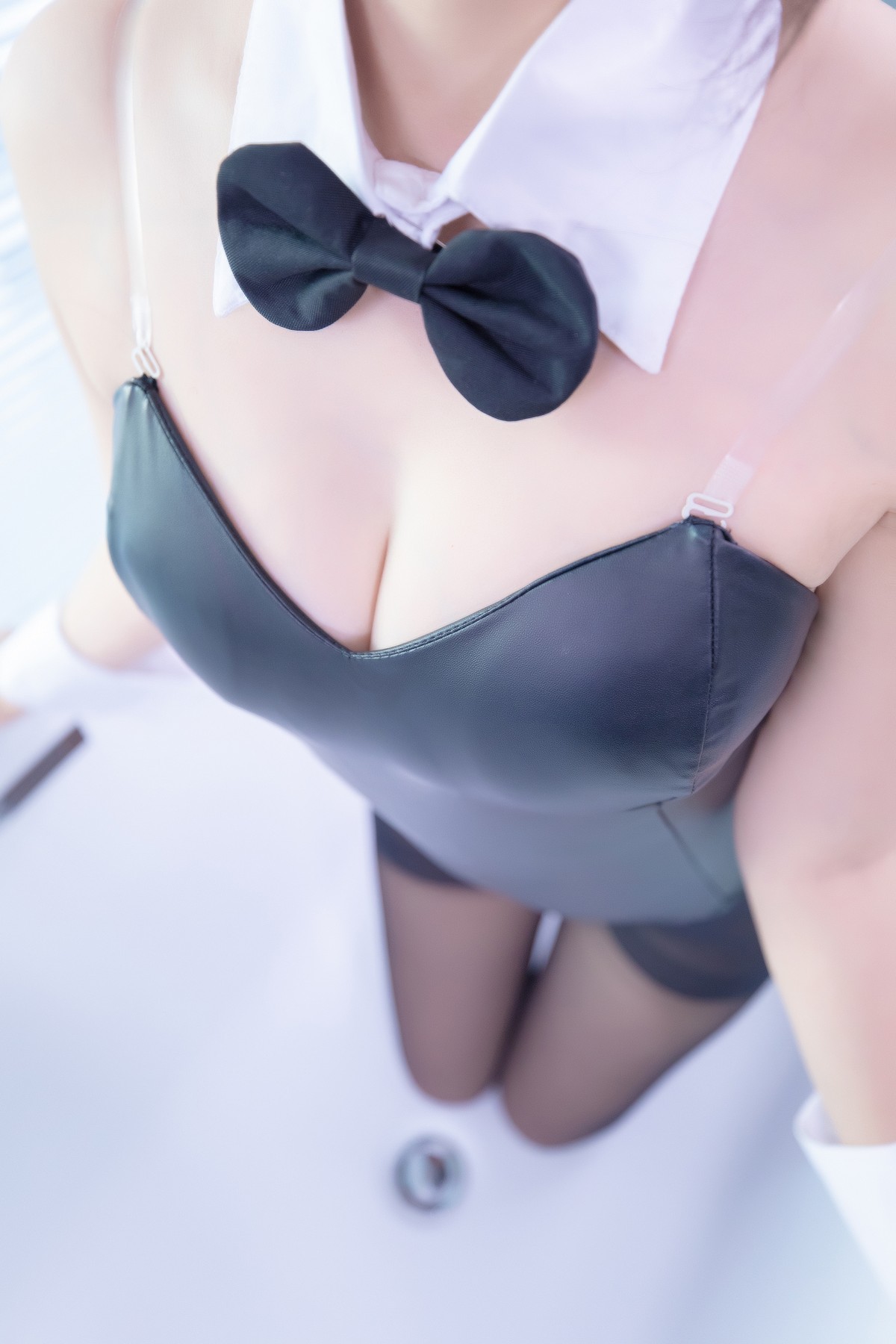 xgyw.top_萝莉美女神楽坂真冬兔女郎与钢管主题低胸连体衣配黑丝裤袜秀完美身材诱惑写真150P
