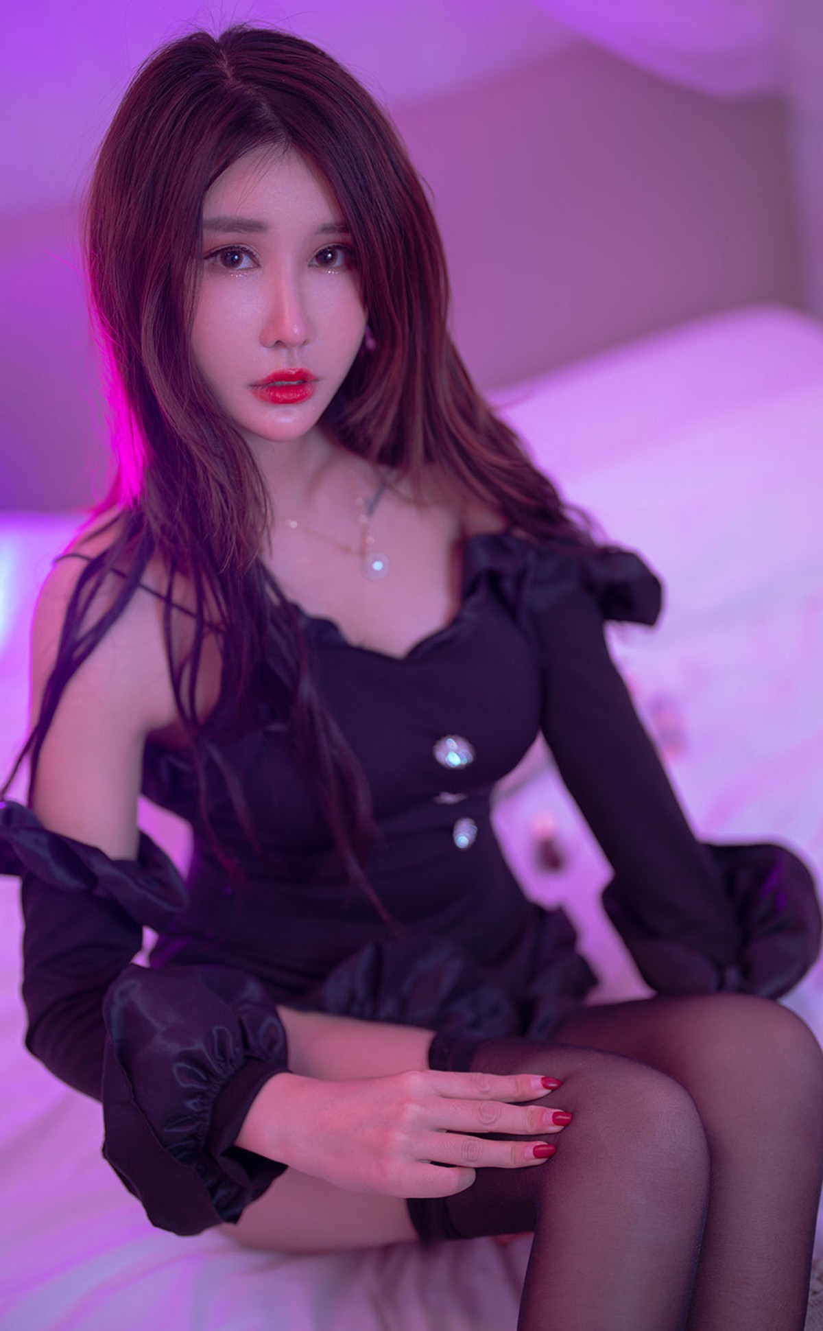 xgyw.top_[Ugirls爱尤物]No.2311_模特夏沫沫tifa私房暗色灯光下黑色紧身服饰配黑丝裤袜诱惑写真35P