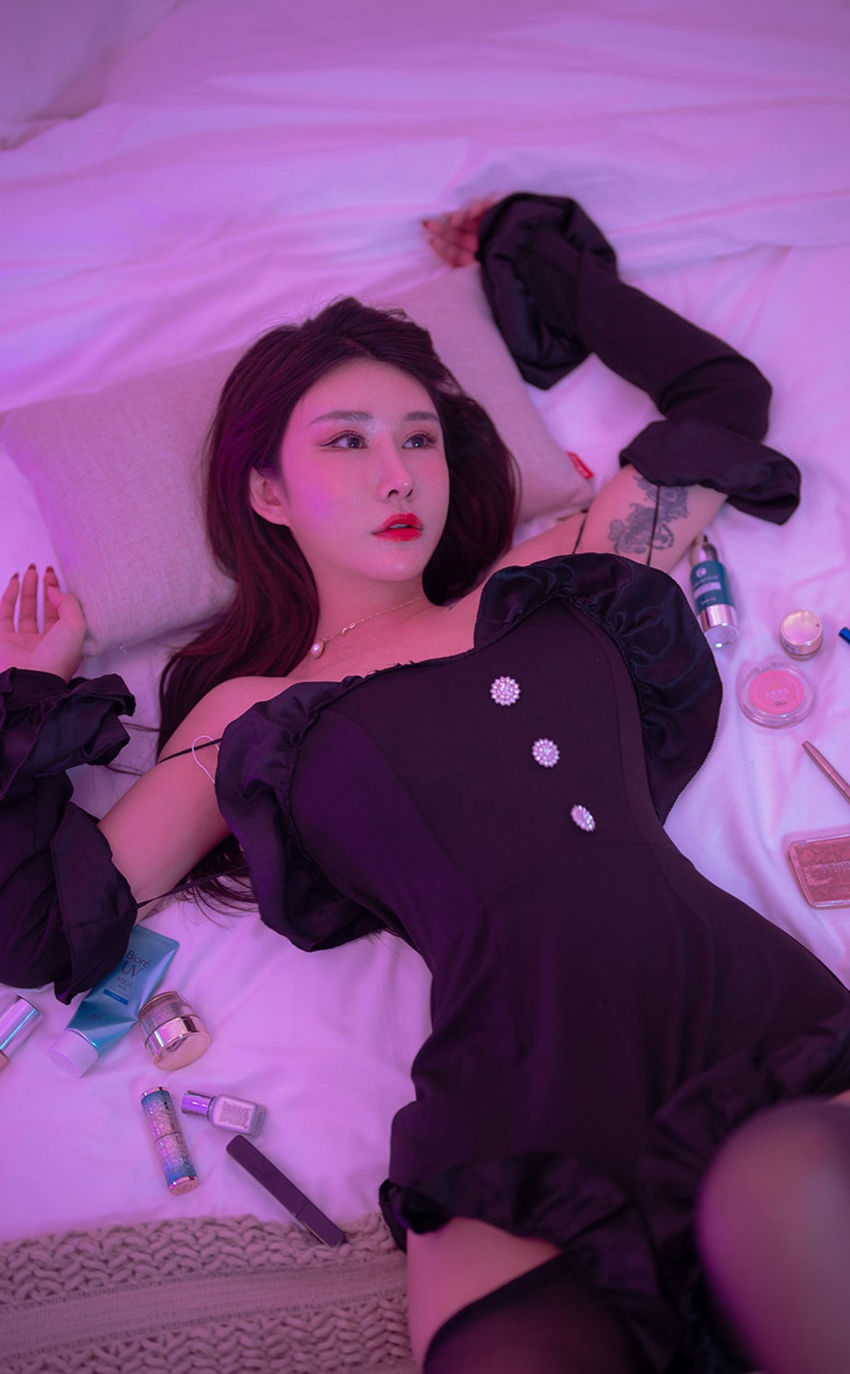xgyw.top_[Ugirls爱尤物]No.2311_模特夏沫沫tifa私房暗色灯光下黑色紧身服饰配黑丝裤袜诱惑写真35P