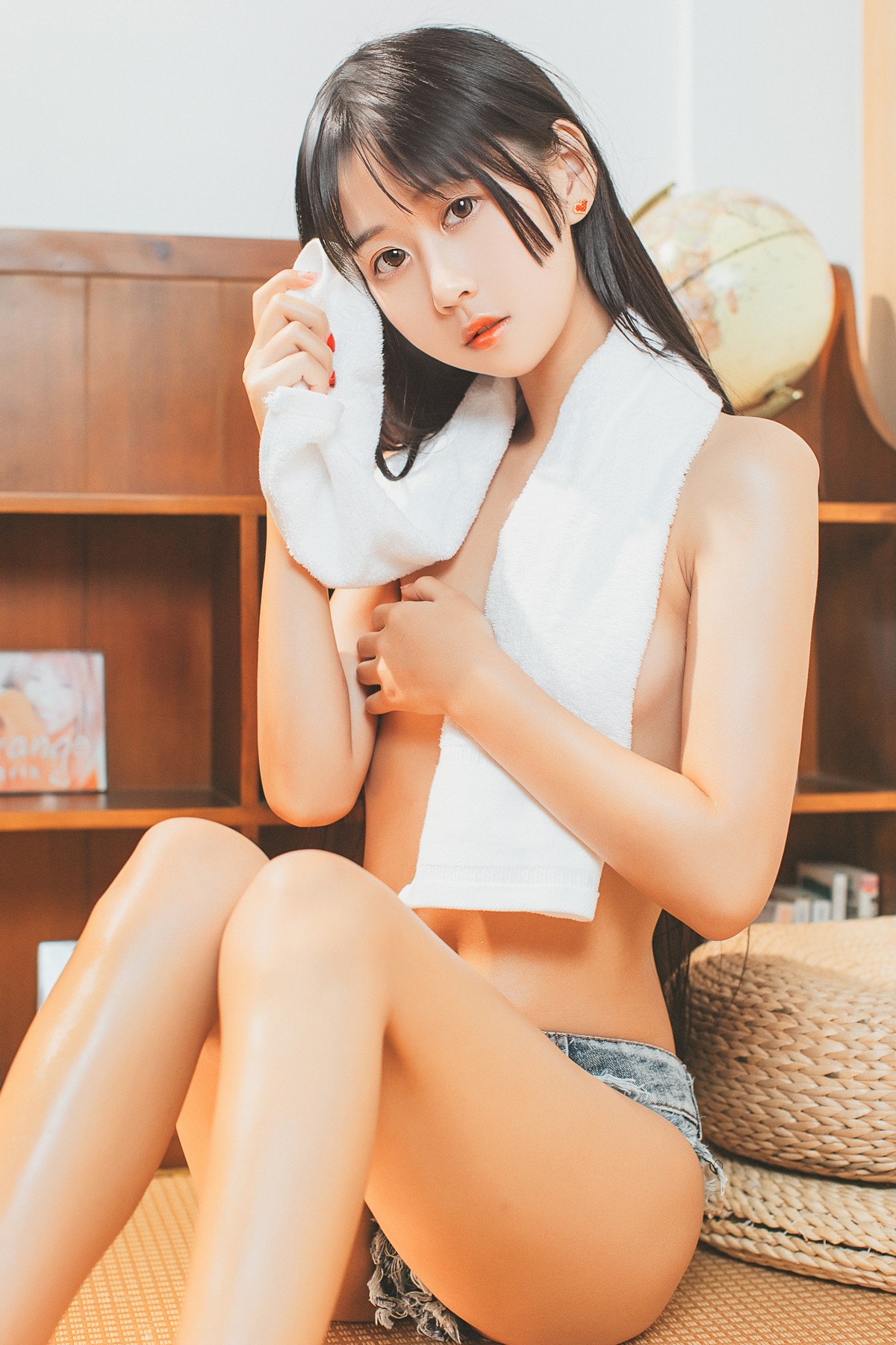 xgyw.top_阳光美少女萌芽儿o0少女午后主题私房性感白衬衣配齐逼牛仔短裤惹火诱惑写真40P