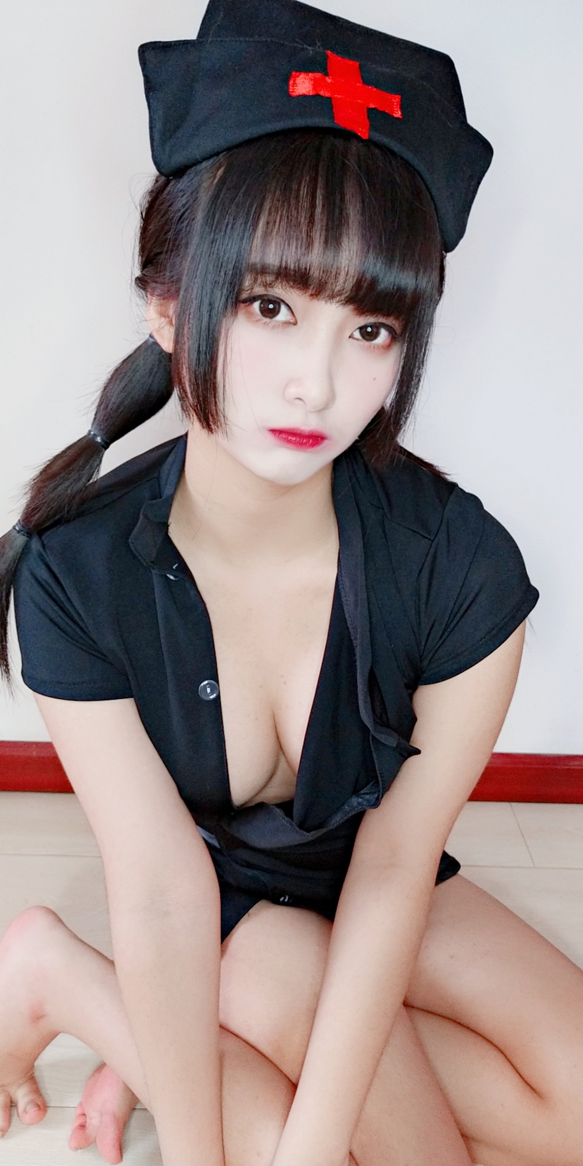 xgyw.top_动漫博主洛璃LoLiSAMA情人节小护士主题黑色服饰半脱露丁字裤秀翘臀诱惑写真90P