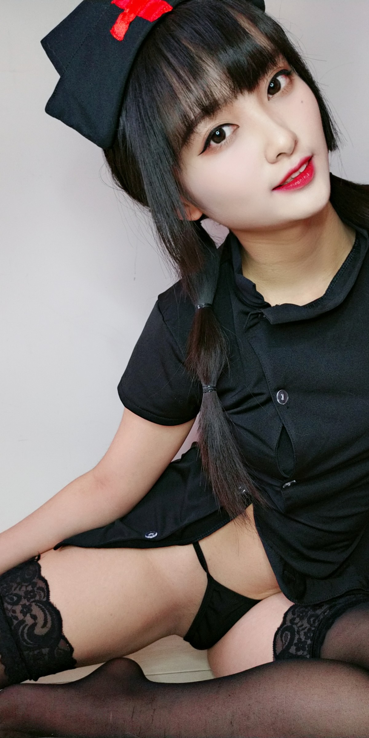 xgyw.top_动漫博主洛璃LoLiSAMA情人节小护士主题黑色服饰半脱露丁字裤秀翘臀诱惑写真90P