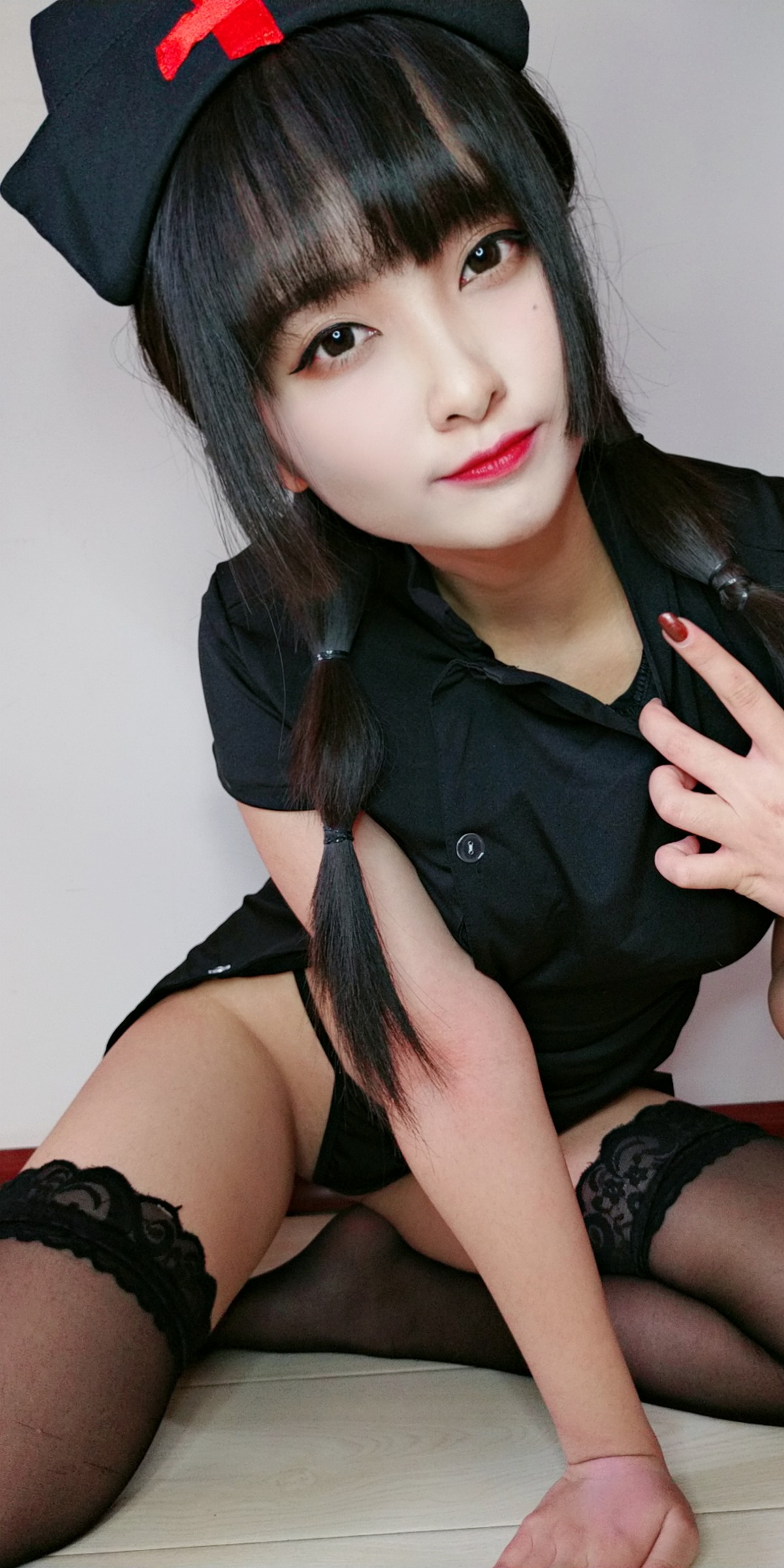 xgyw.top_动漫博主洛璃LoLiSAMA情人节小护士主题黑色服饰半脱露丁字裤秀翘臀诱惑写真90P