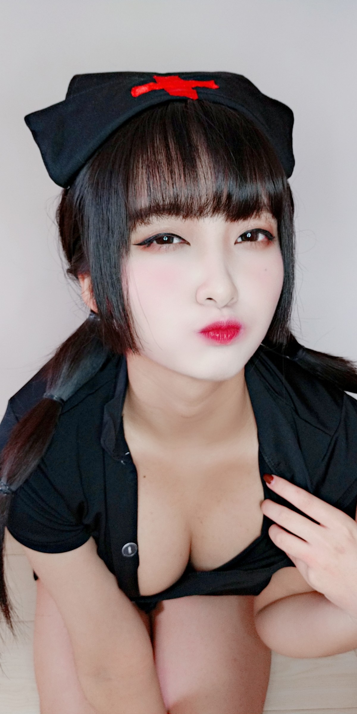 xgyw.top_动漫博主洛璃LoLiSAMA情人节小护士主题黑色服饰半脱露丁字裤秀翘臀诱惑写真90P