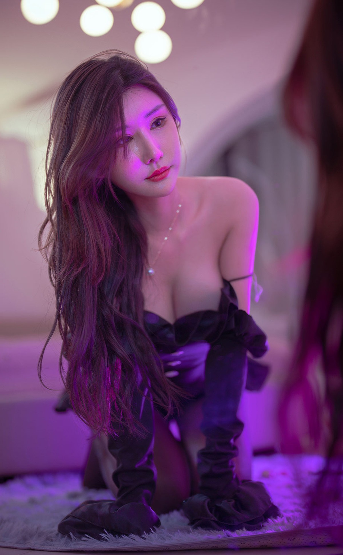 xgyw.top_[Ugirls爱尤物]No.2311_模特夏沫沫tifa私房暗色灯光下黑色紧身服饰配黑丝裤袜诱惑写真35P