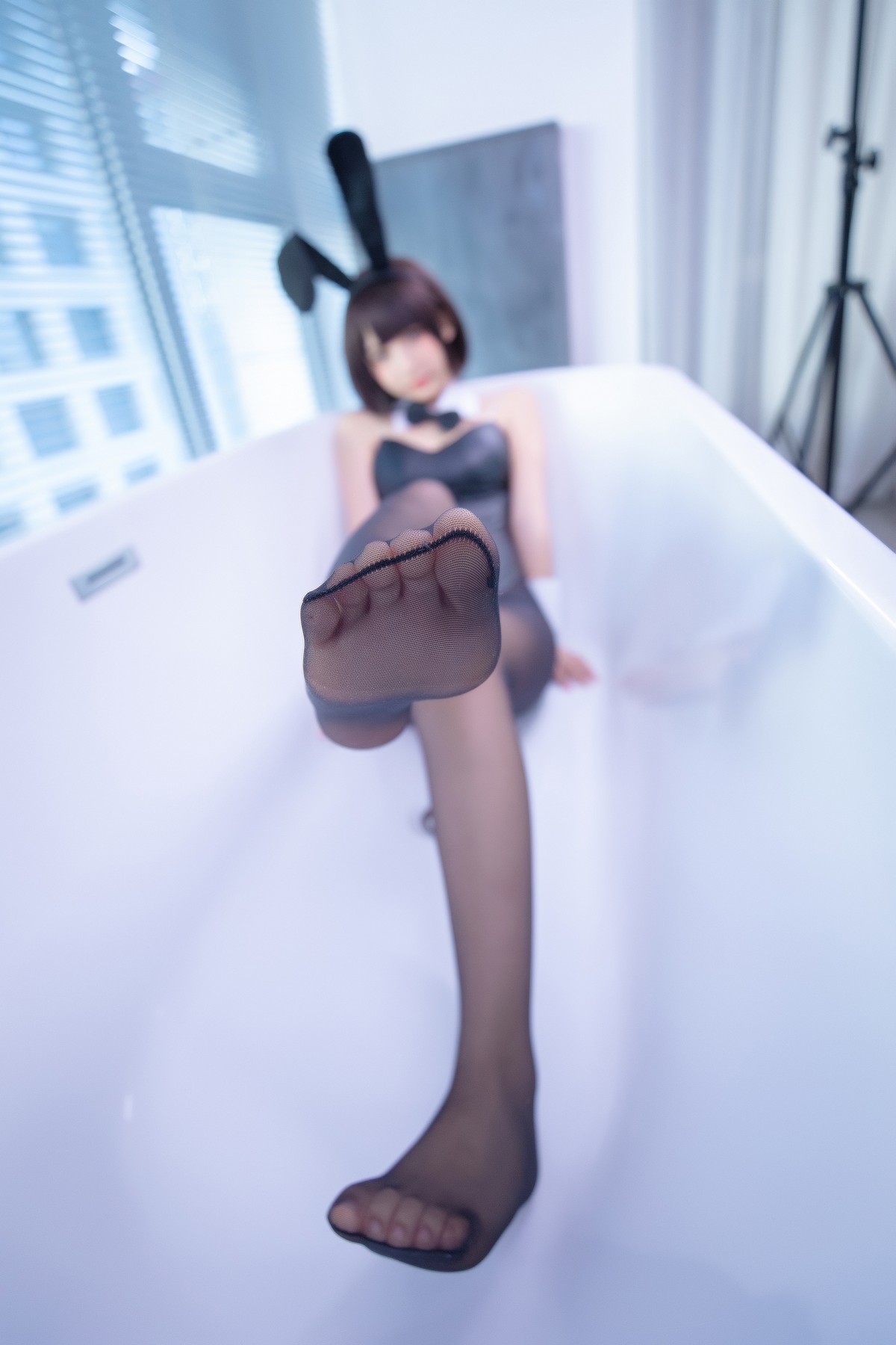 xgyw.top_萝莉美女神楽坂真冬兔女郎与钢管主题低胸连体衣配黑丝裤袜秀完美身材诱惑写真150P