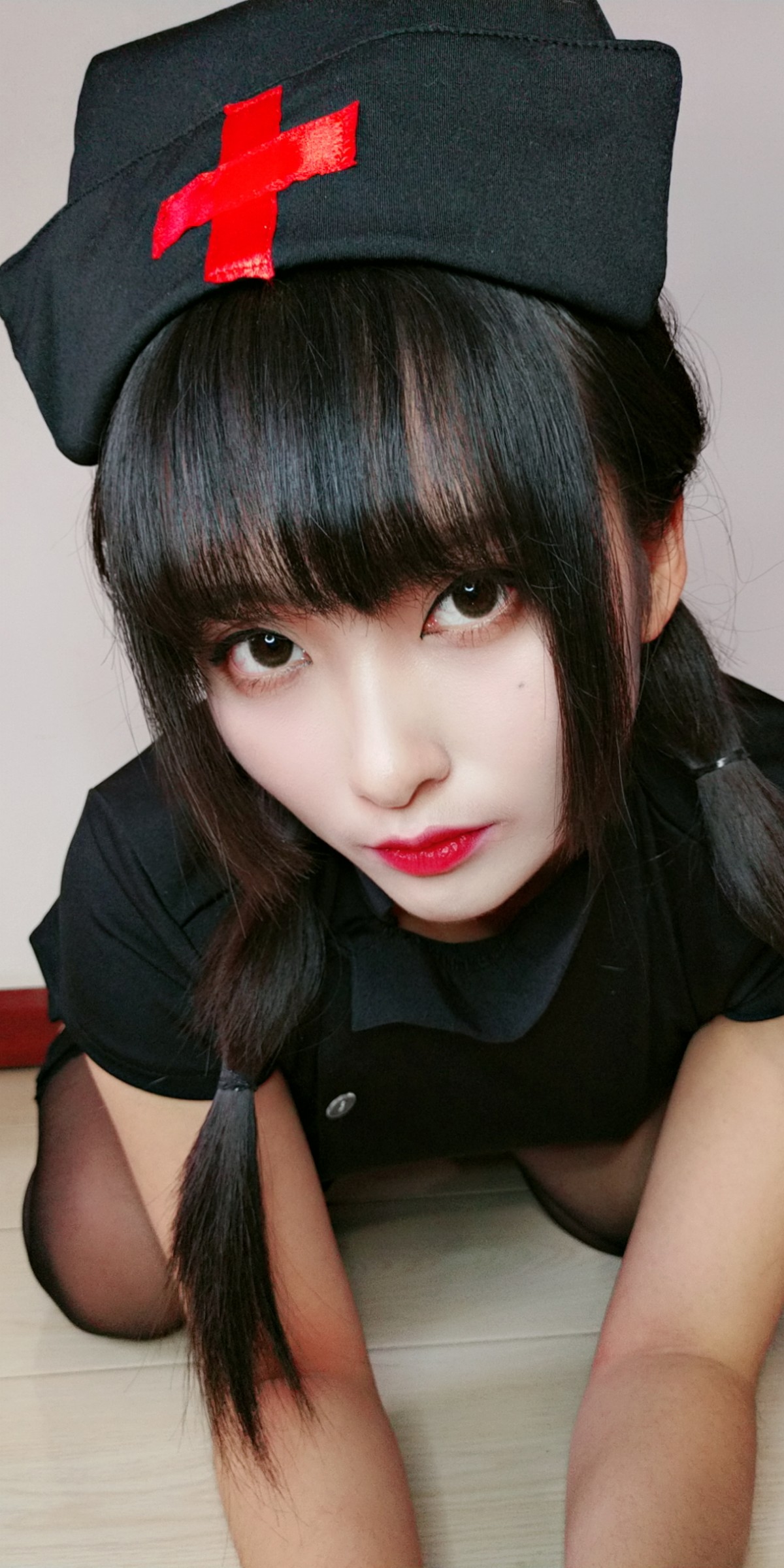 xgyw.top_动漫博主洛璃LoLiSAMA情人节小护士主题黑色服饰半脱露丁字裤秀翘臀诱惑写真90P