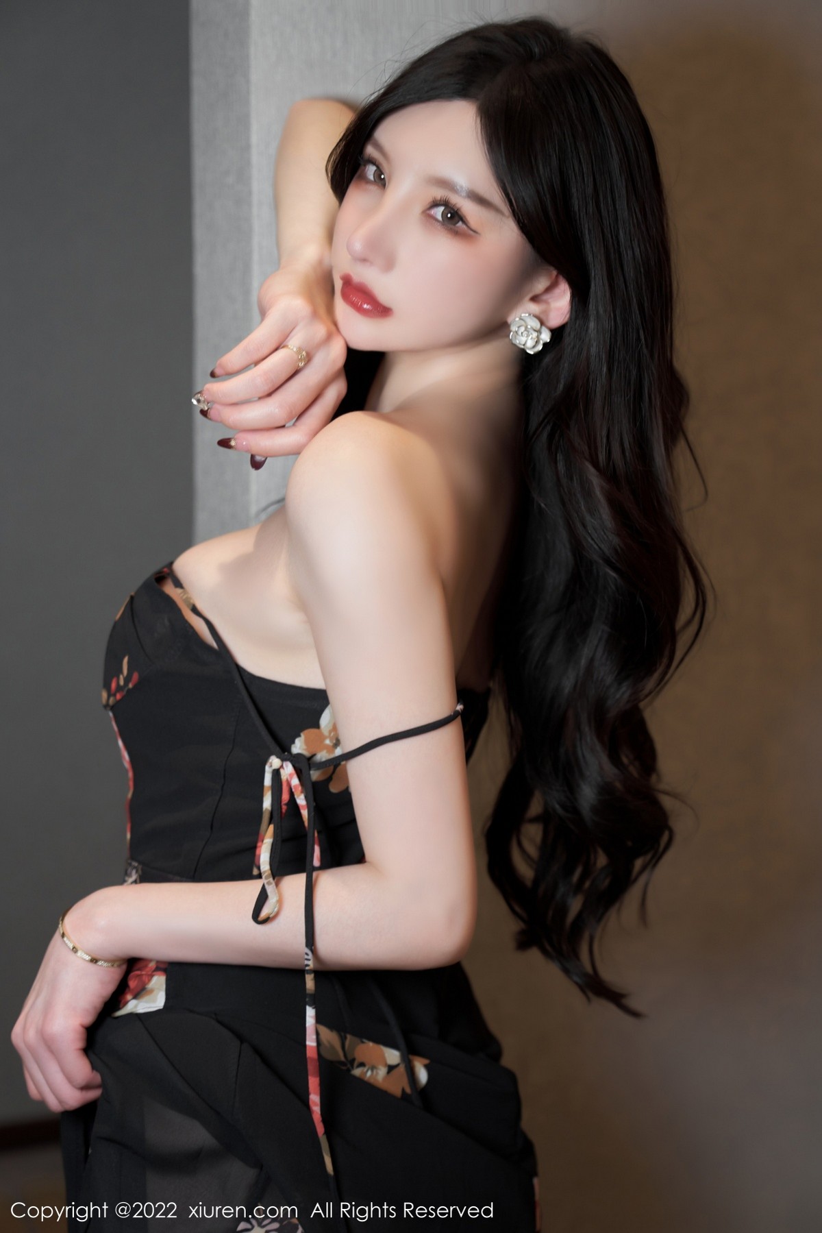 xgyw.top_XiuRen第4799期_女神周于希Sally黑色花纹吊带长裙配超薄肉丝秀翘臀美腿诱惑写真73P