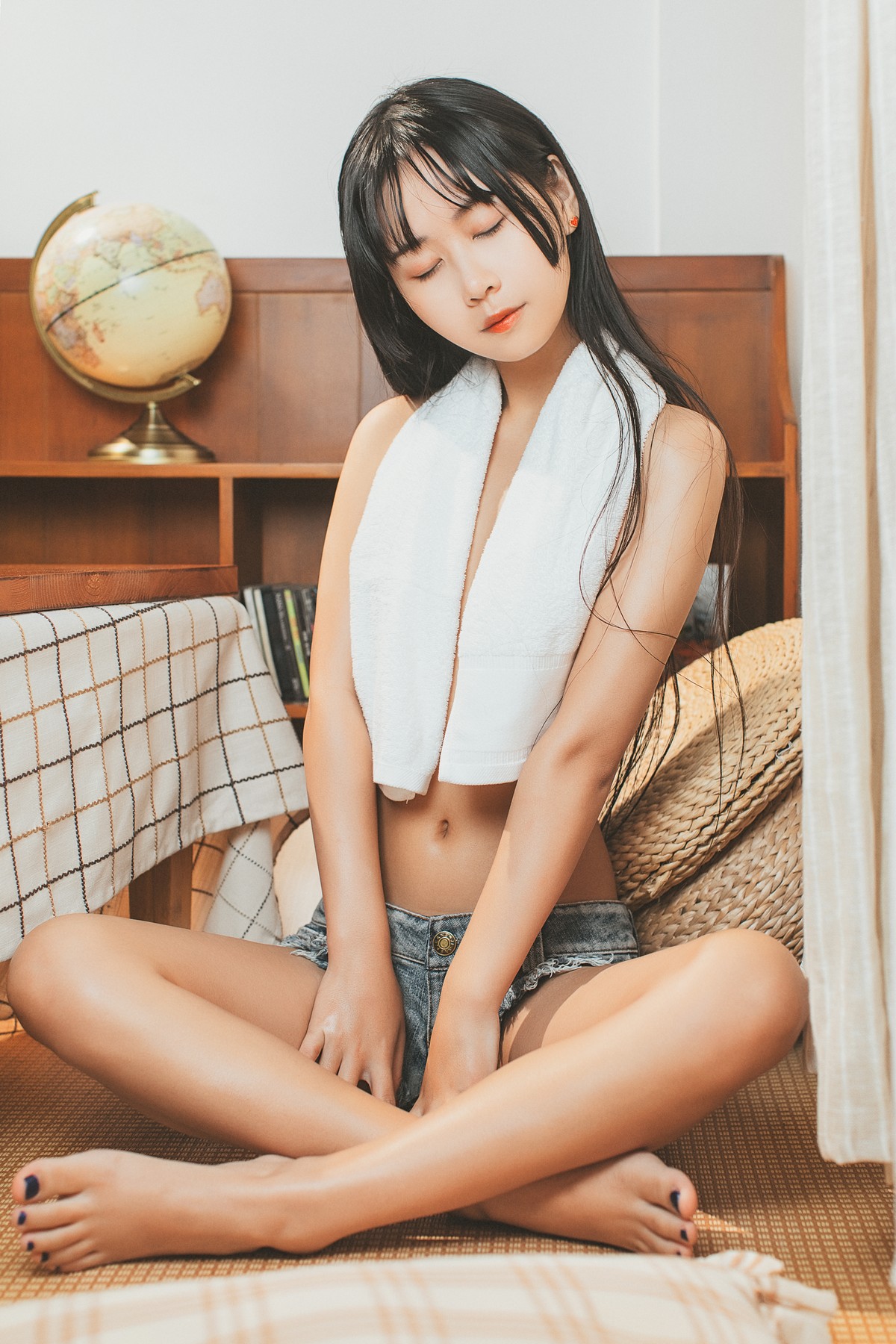 xgyw.top_阳光美少女萌芽儿o0少女午后主题私房性感白衬衣配齐逼牛仔短裤惹火诱惑写真40P