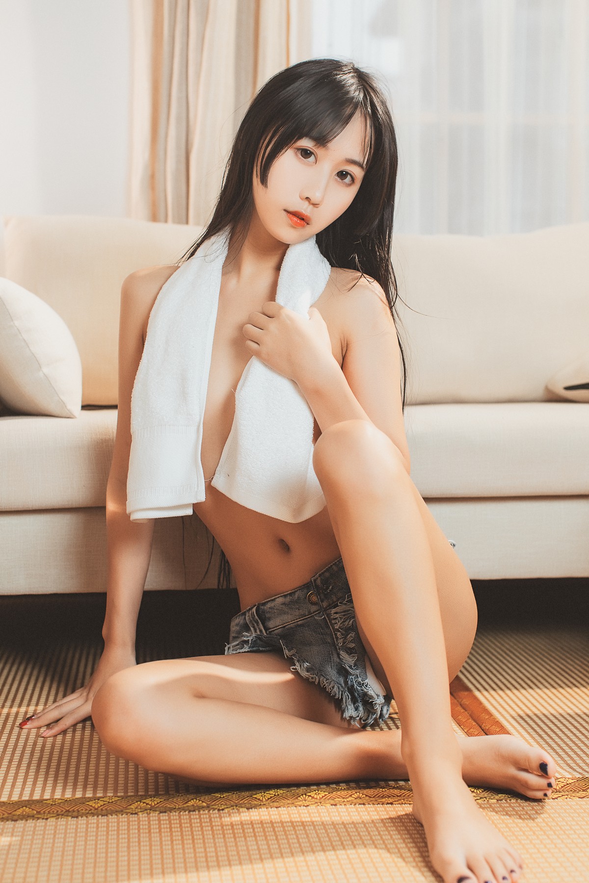 xgyw.top_阳光美少女萌芽儿o0少女午后主题私房性感白衬衣配齐逼牛仔短裤惹火诱惑写真40P