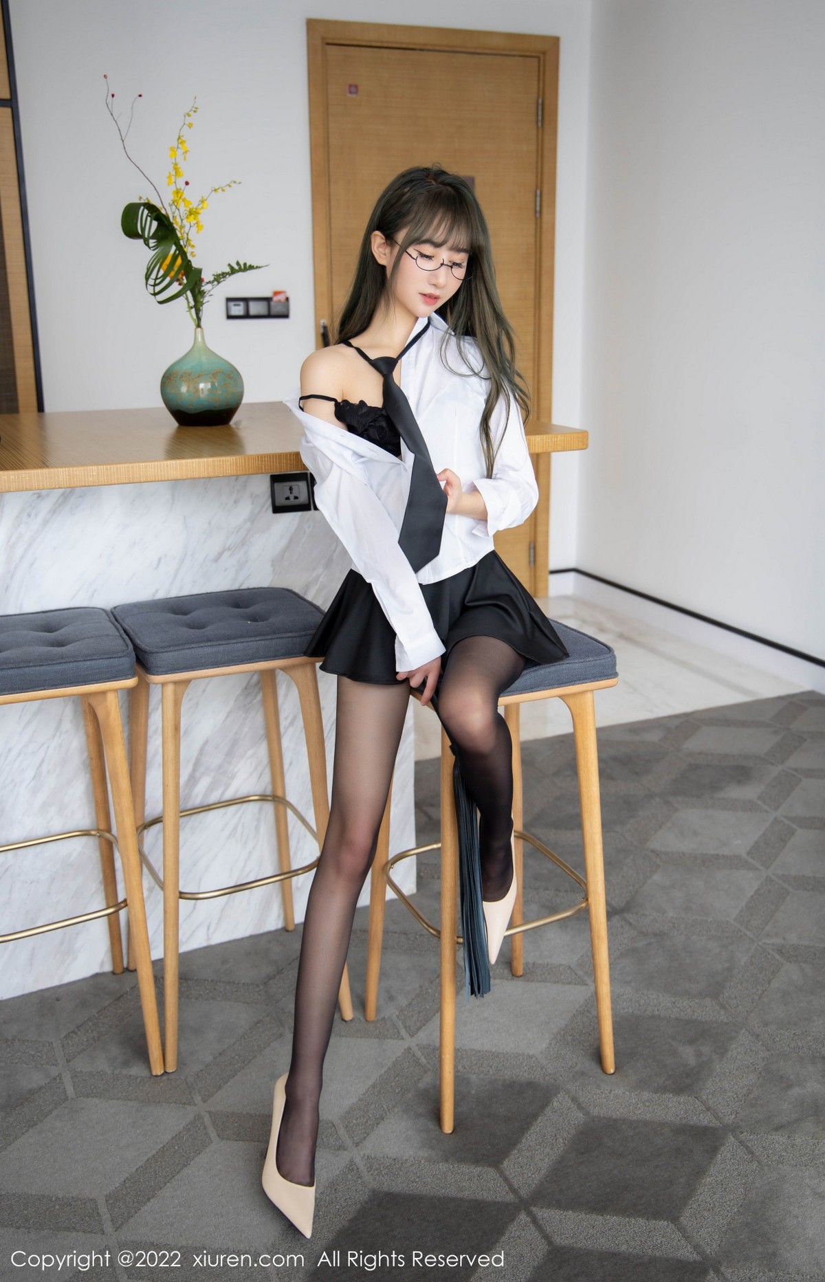xgyw.top_XiuRen第4789期_女神小果冻儿性感白色T恤配黑短裙半脱露蕾丝内衣极致魅惑写真71P
