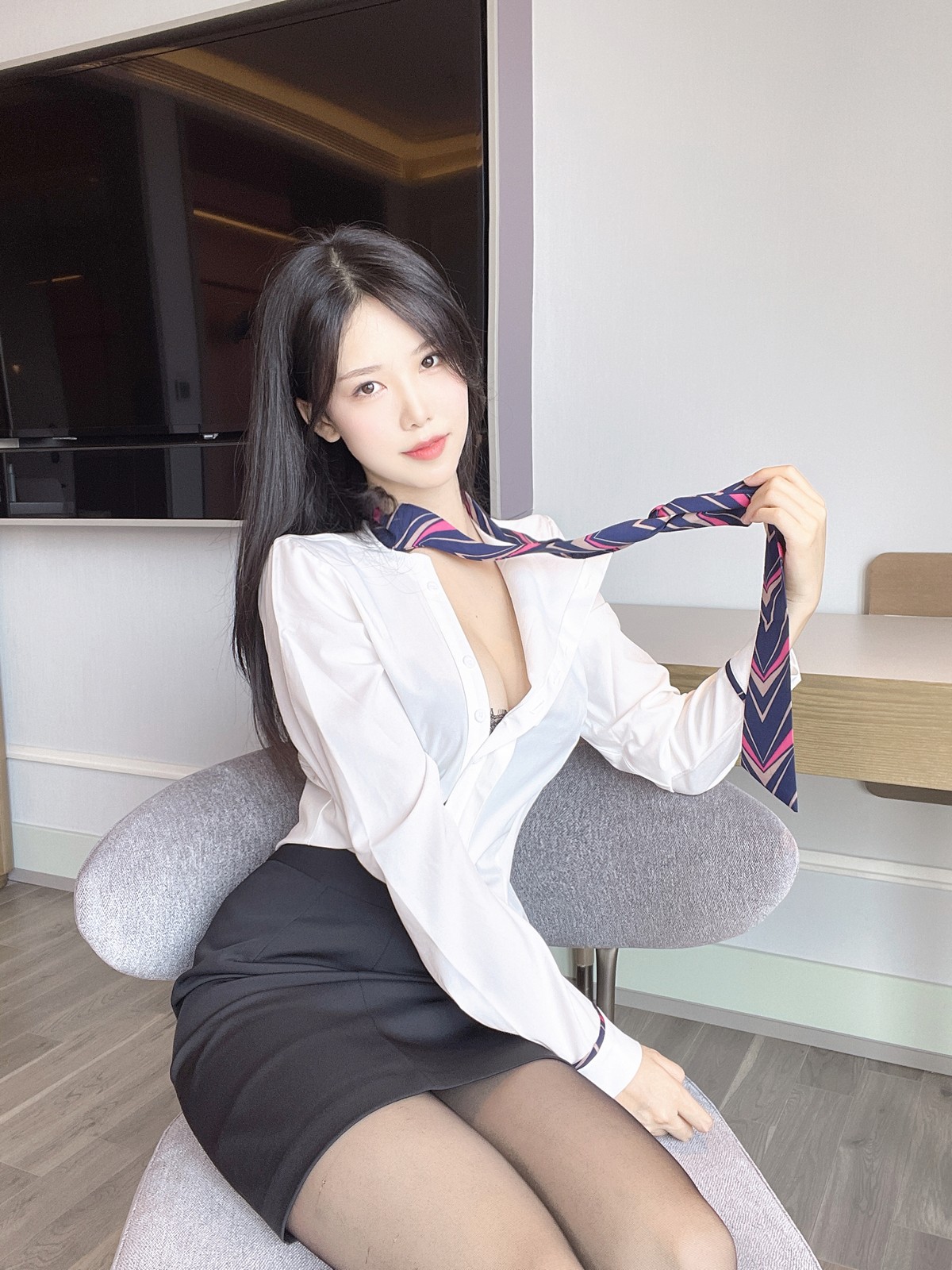 xgyw.top_微博人气Coser抖娘-利世定制绳缚空姐主题私房大尺度半脱露开档黑丝诱惑写真40P