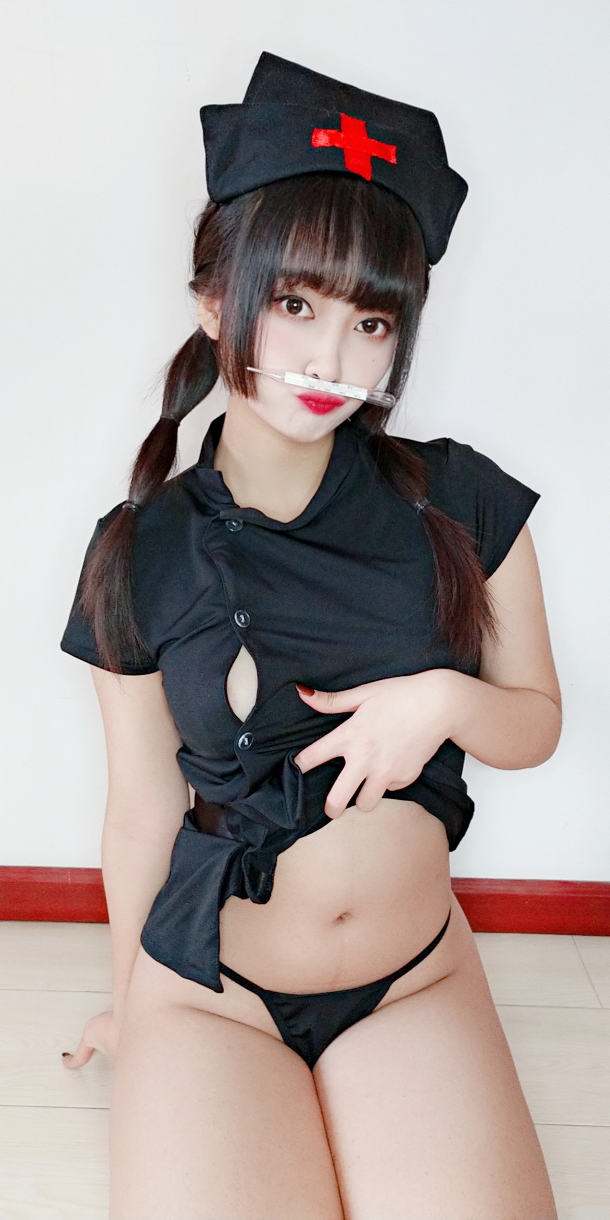 xgyw.top_动漫博主洛璃LoLiSAMA情人节小护士主题黑色服饰半脱露丁字裤秀翘臀诱惑写真90P