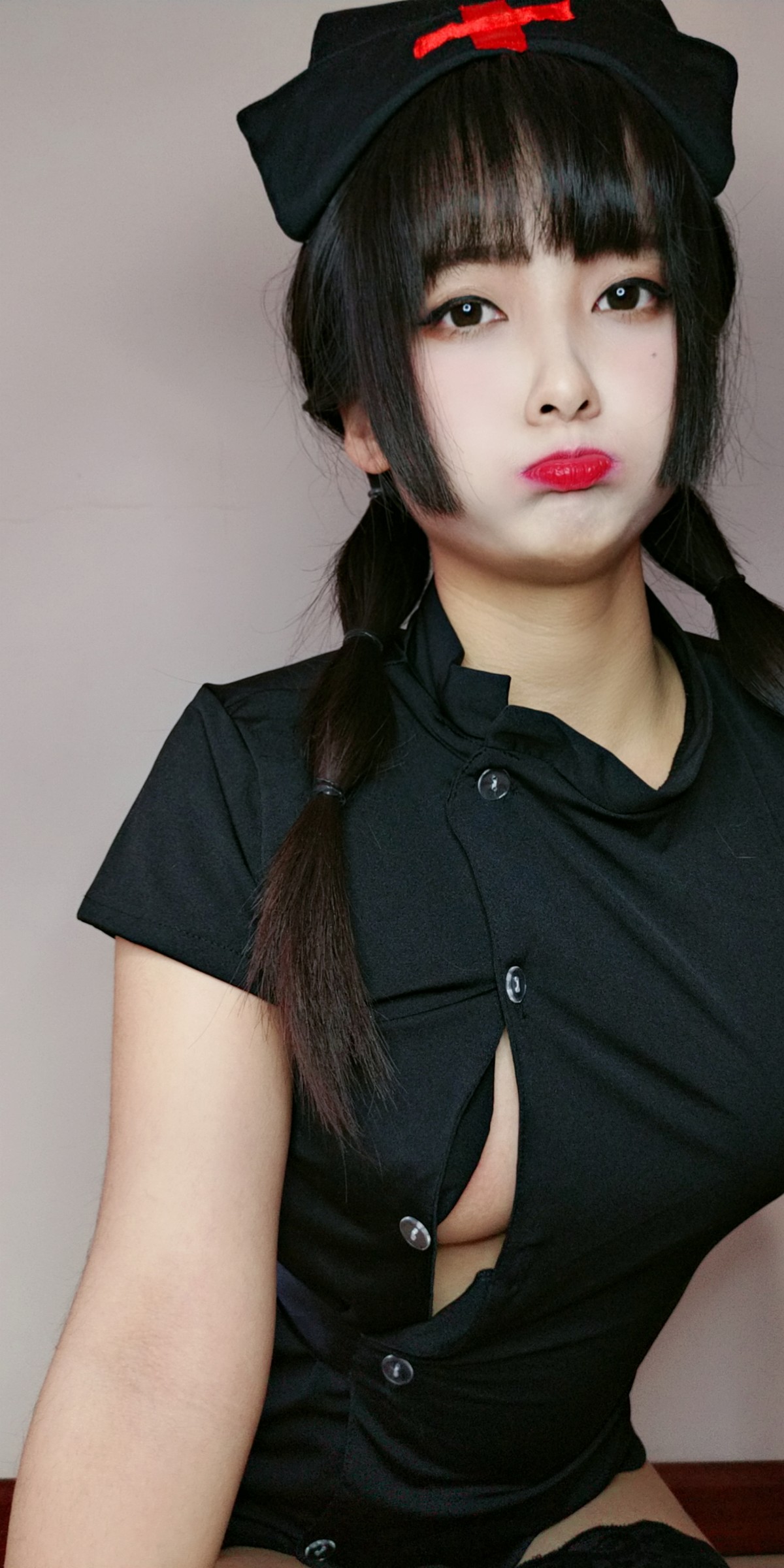 xgyw.top_动漫博主洛璃LoLiSAMA情人节小护士主题黑色服饰半脱露丁字裤秀翘臀诱惑写真90P