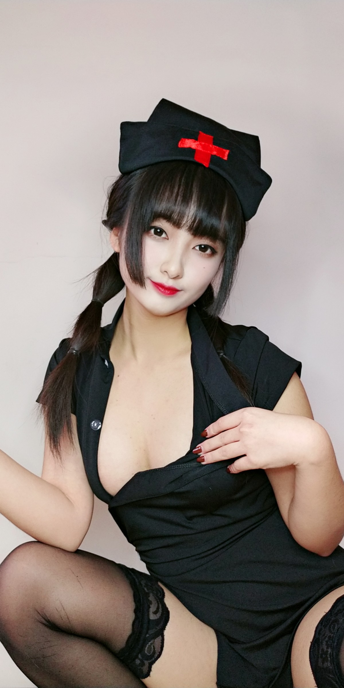 xgyw.top_动漫博主洛璃LoLiSAMA情人节小护士主题黑色服饰半脱露丁字裤秀翘臀诱惑写真90P