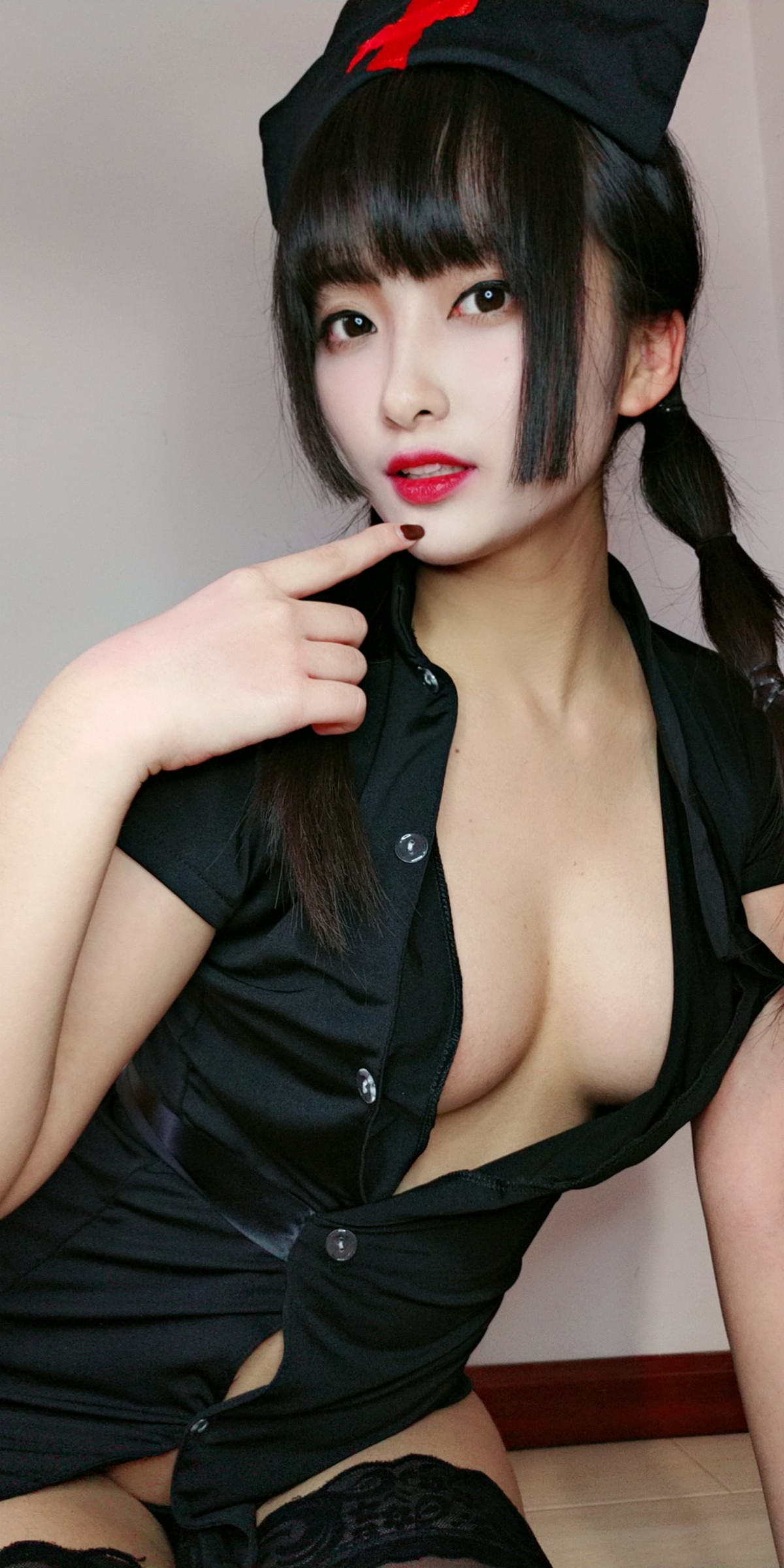 xgyw.top_动漫博主洛璃LoLiSAMA情人节小护士主题黑色服饰半脱露丁字裤秀翘臀诱惑写真90P