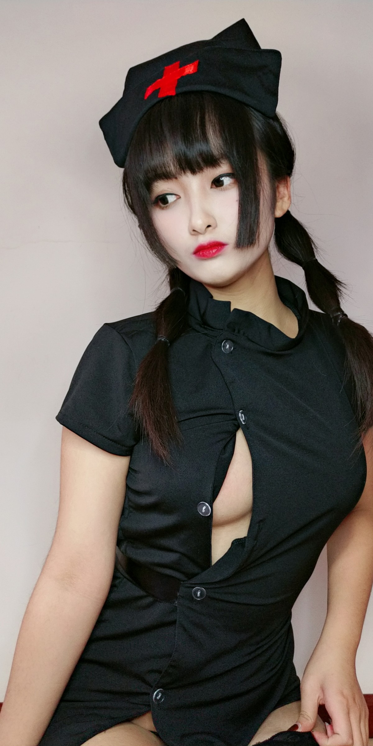 xgyw.top_动漫博主洛璃LoLiSAMA情人节小护士主题黑色服饰半脱露丁字裤秀翘臀诱惑写真90P