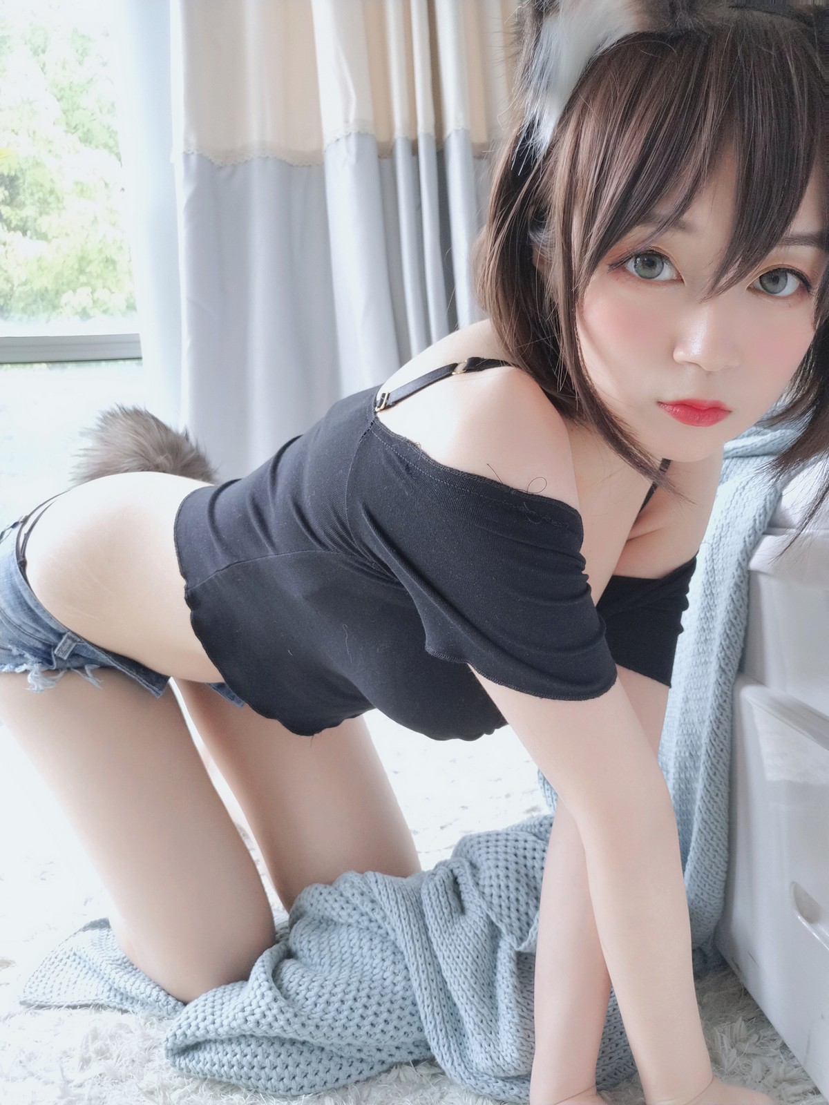 xgyw.top_Coser小姐姐白银81布偶猫主题性感黑色上衣配牛仔短裤半脱露蕾丝内衣诱惑写真46P