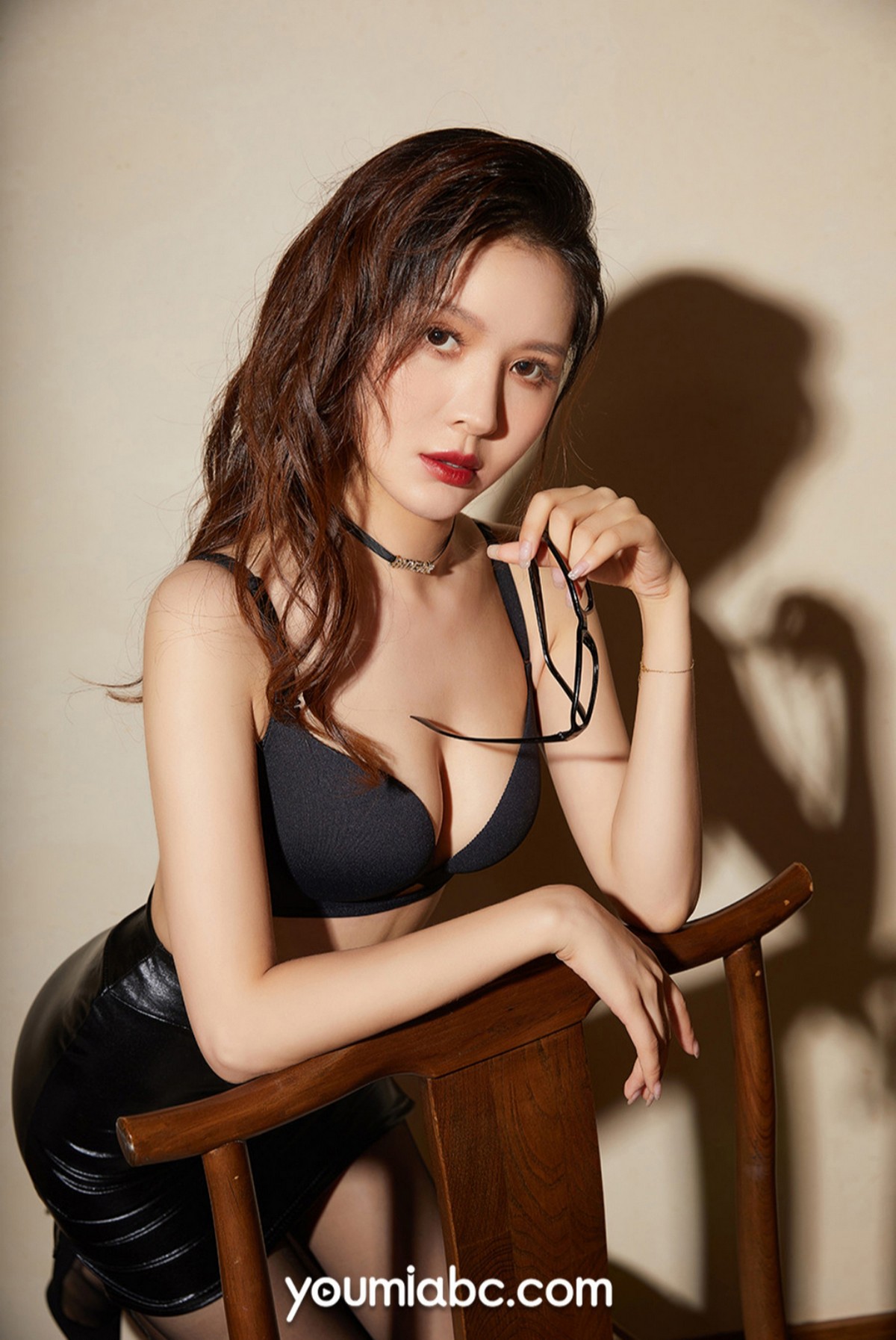 xgyw.top_[YouMi尤蜜]Vol.791_模特黄金宝儿私房脱白衬衣黑皮裙露性感黑色内衣撩人诱惑写真37P