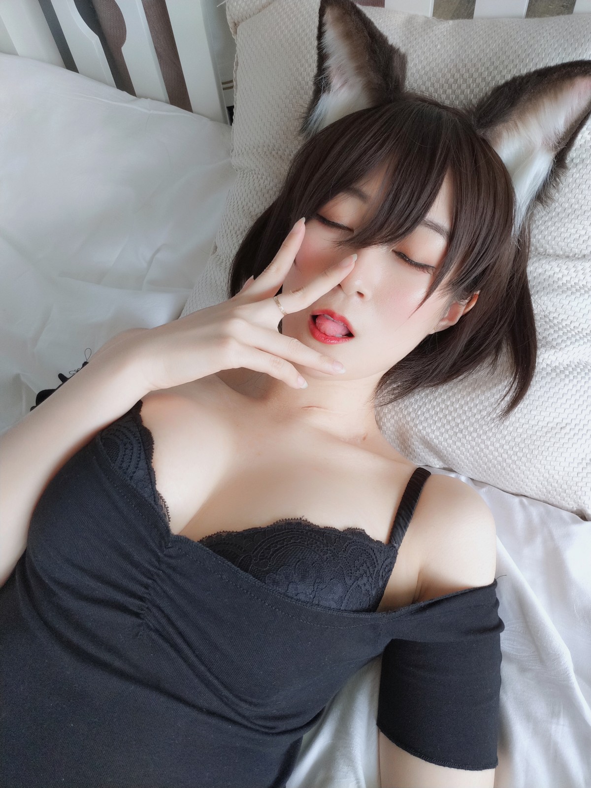 xgyw.top_Coser小姐姐白银81布偶猫主题性感黑色上衣配牛仔短裤半脱露蕾丝内衣诱惑写真46P
