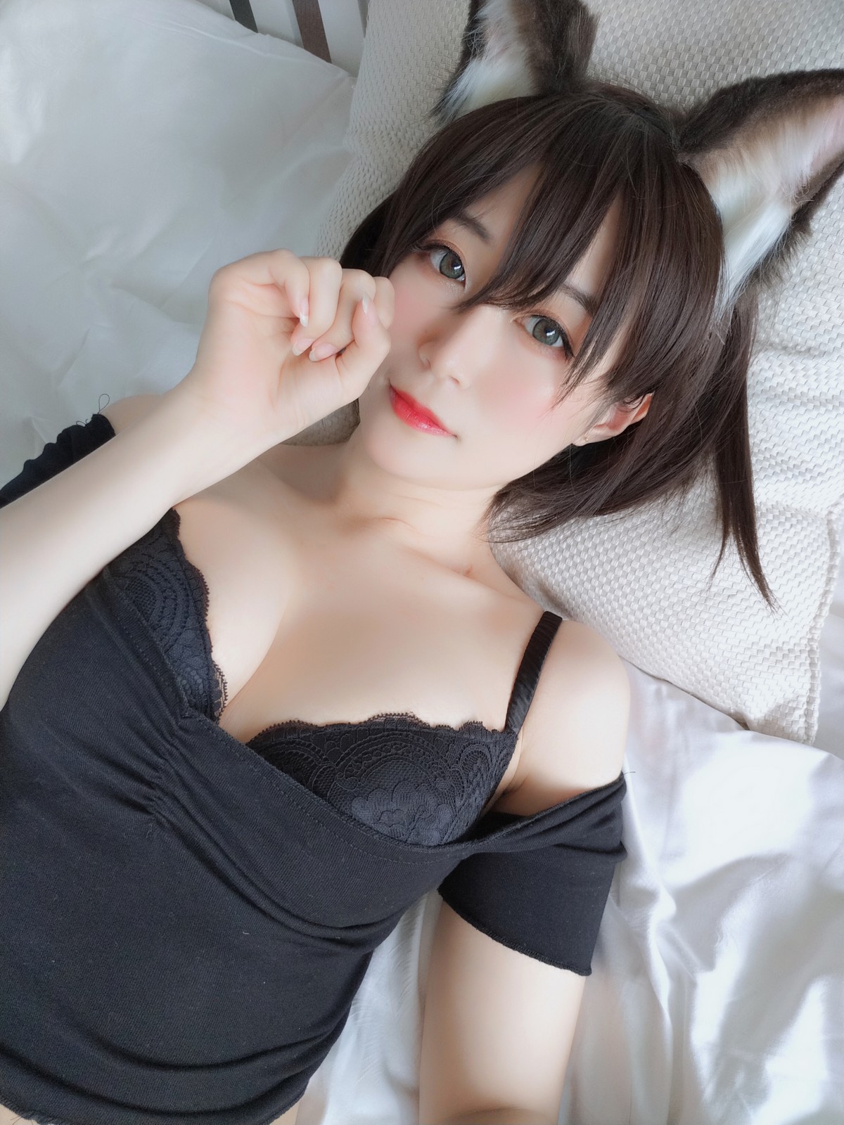 xgyw.top_Coser小姐姐白银81布偶猫主题性感黑色上衣配牛仔短裤半脱露蕾丝内衣诱惑写真46P