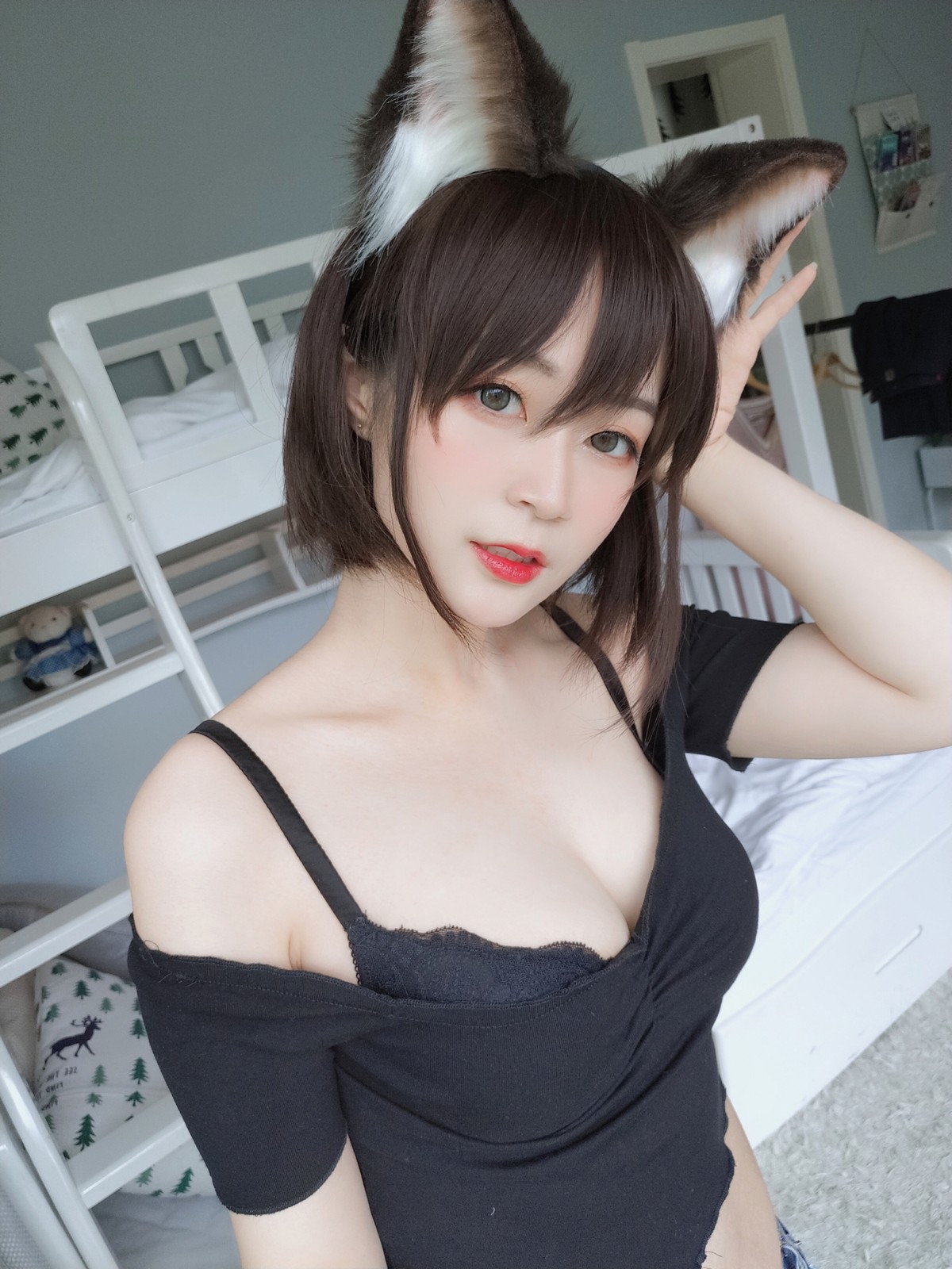 xgyw.top_Coser小姐姐白银81布偶猫主题性感黑色上衣配牛仔短裤半脱露蕾丝内衣诱惑写真46P