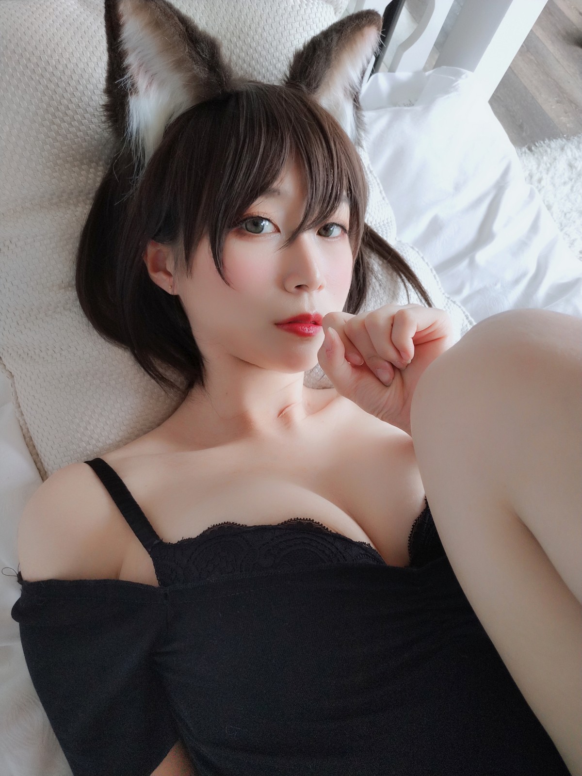 xgyw.top_Coser小姐姐白银81布偶猫主题性感黑色上衣配牛仔短裤半脱露蕾丝内衣诱惑写真46P
