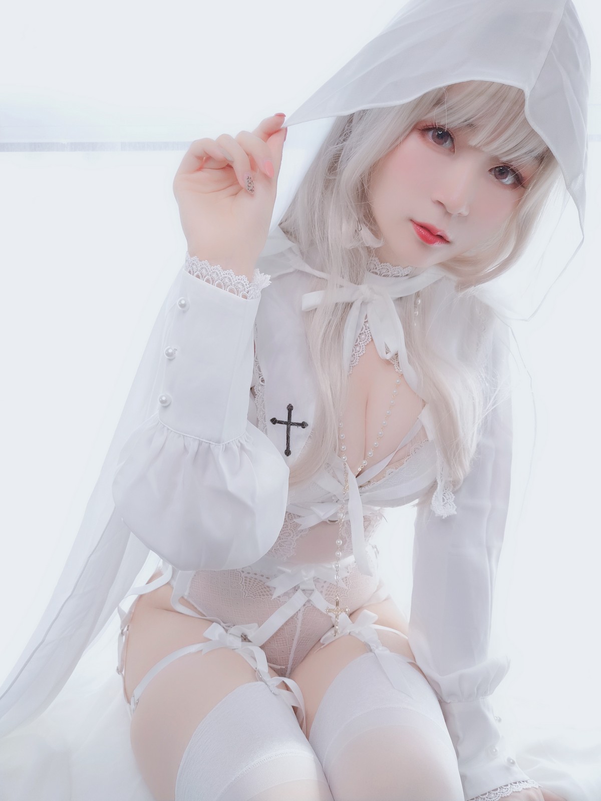 xgyw.top_Coser小姐姐白银81纯白圣女主题私房纯白服饰配白丝吊袜秀完美身材诱惑写真56P