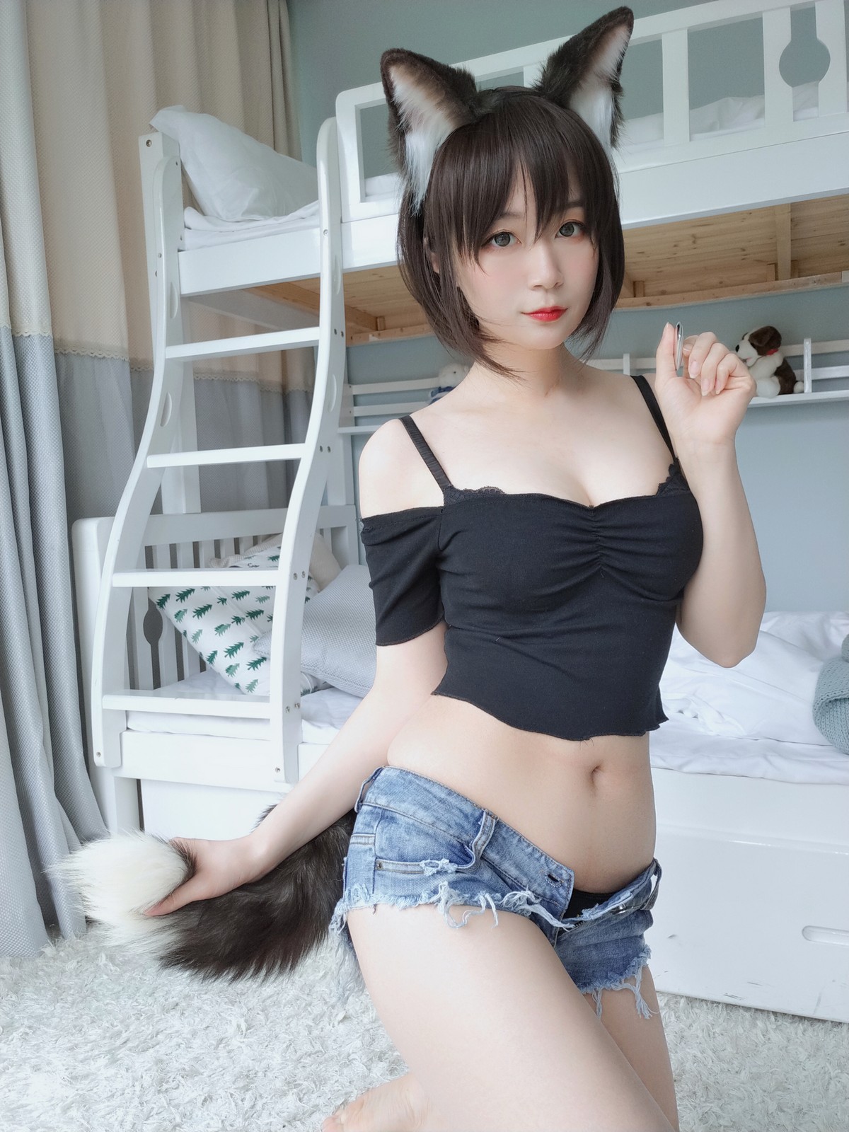 xgyw.top_Coser小姐姐白银81布偶猫主题性感黑色上衣配牛仔短裤半脱露蕾丝内衣诱惑写真46P