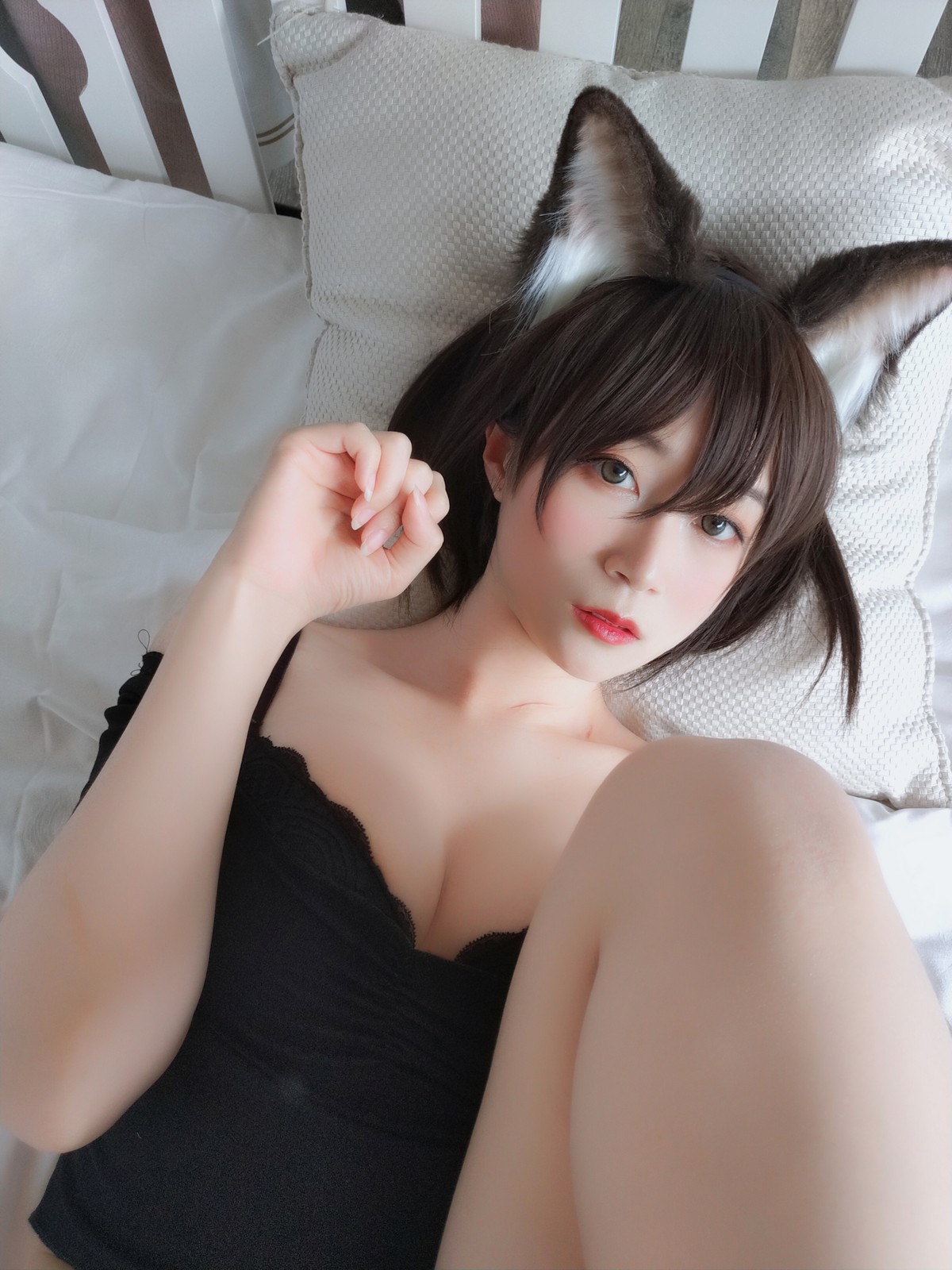 xgyw.top_Coser小姐姐白银81布偶猫主题性感黑色上衣配牛仔短裤半脱露蕾丝内衣诱惑写真46P