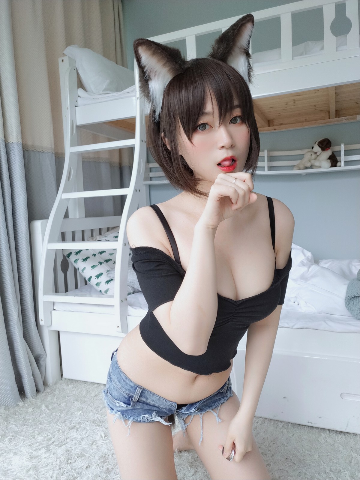 xgyw.top_Coser小姐姐白银81布偶猫主题性感黑色上衣配牛仔短裤半脱露蕾丝内衣诱惑写真46P