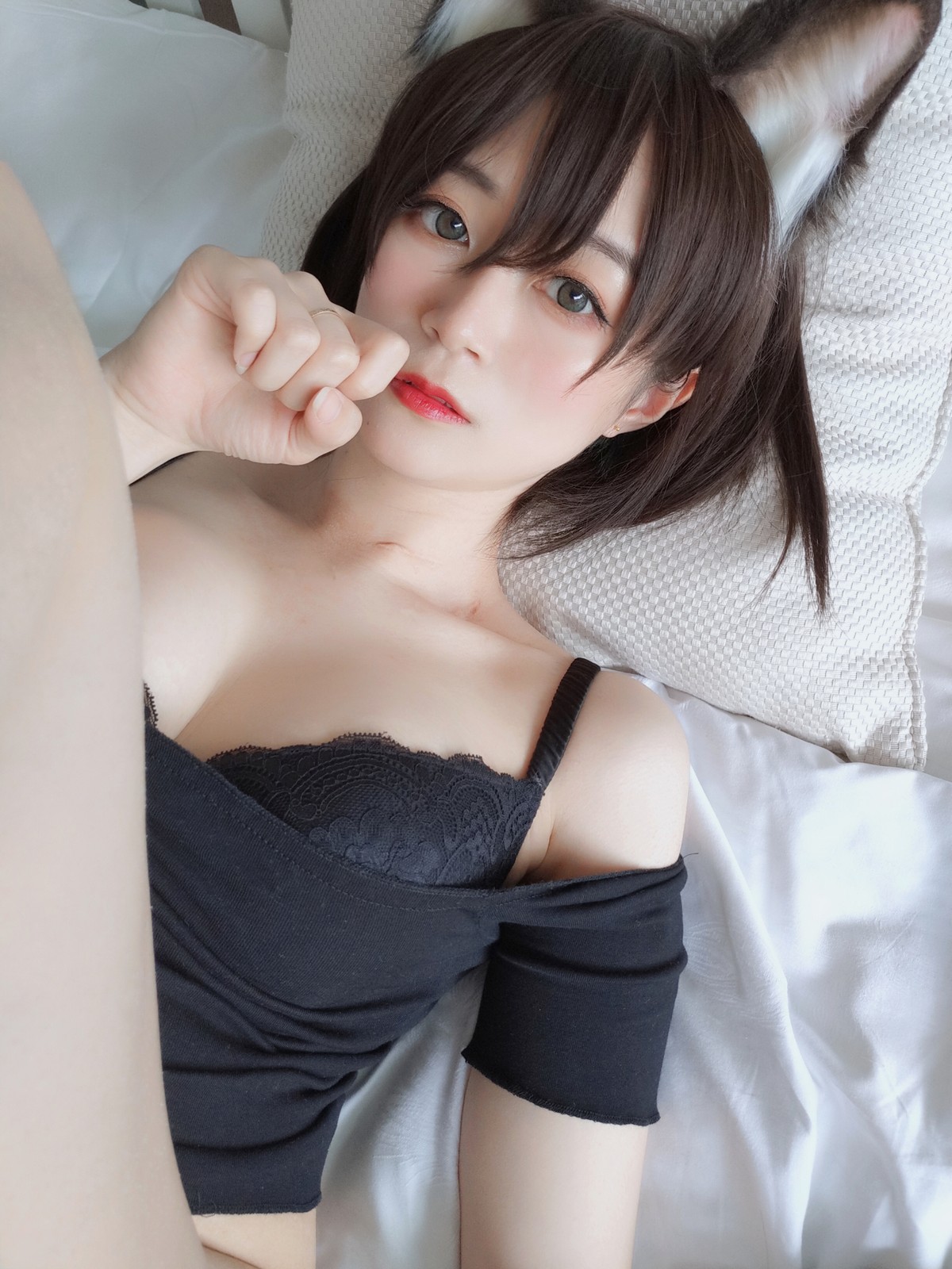 xgyw.top_Coser小姐姐白银81布偶猫主题性感黑色上衣配牛仔短裤半脱露蕾丝内衣诱惑写真46P