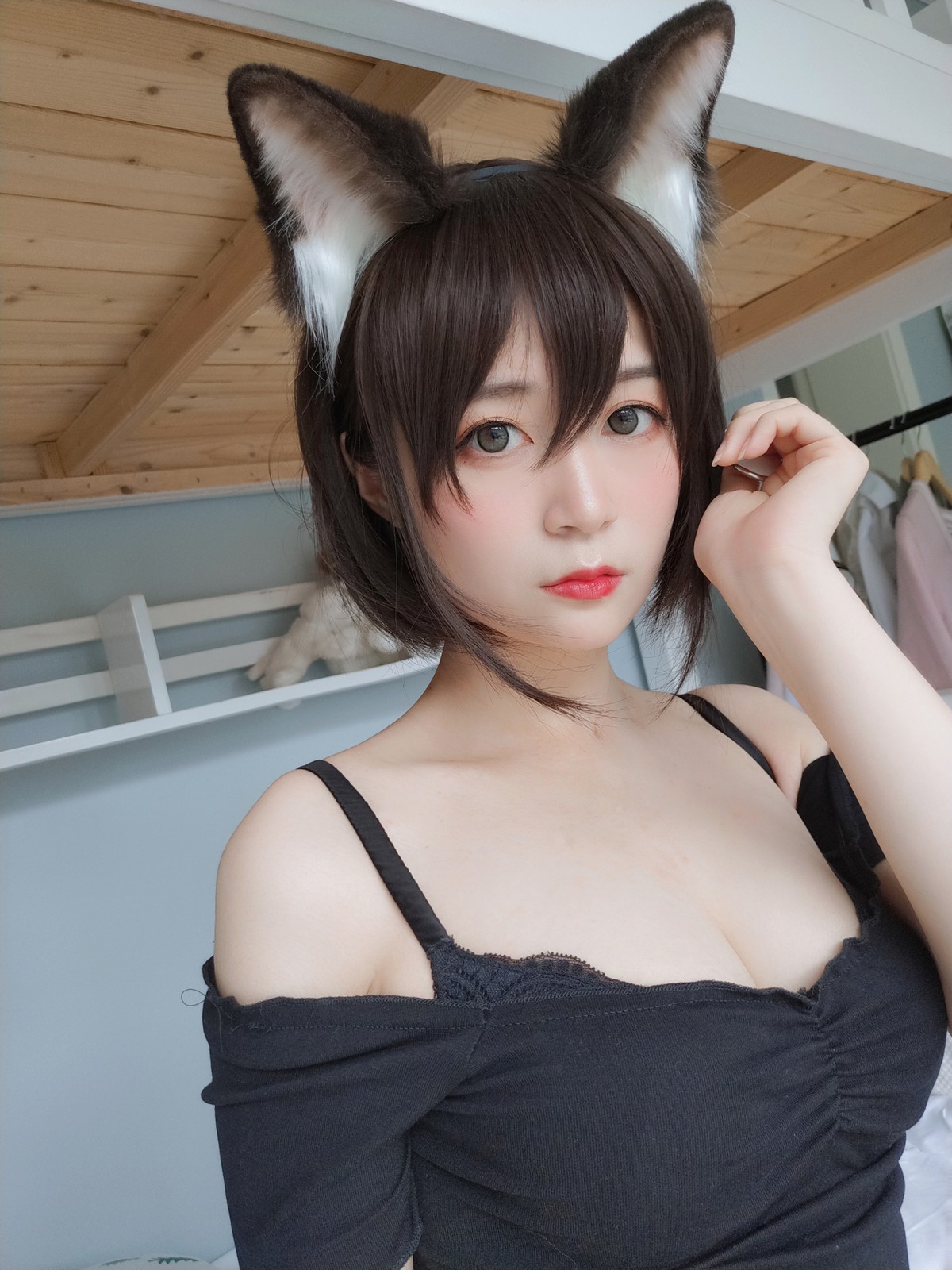 xgyw.top_Coser小姐姐白银81布偶猫主题性感黑色上衣配牛仔短裤半脱露蕾丝内衣诱惑写真46P