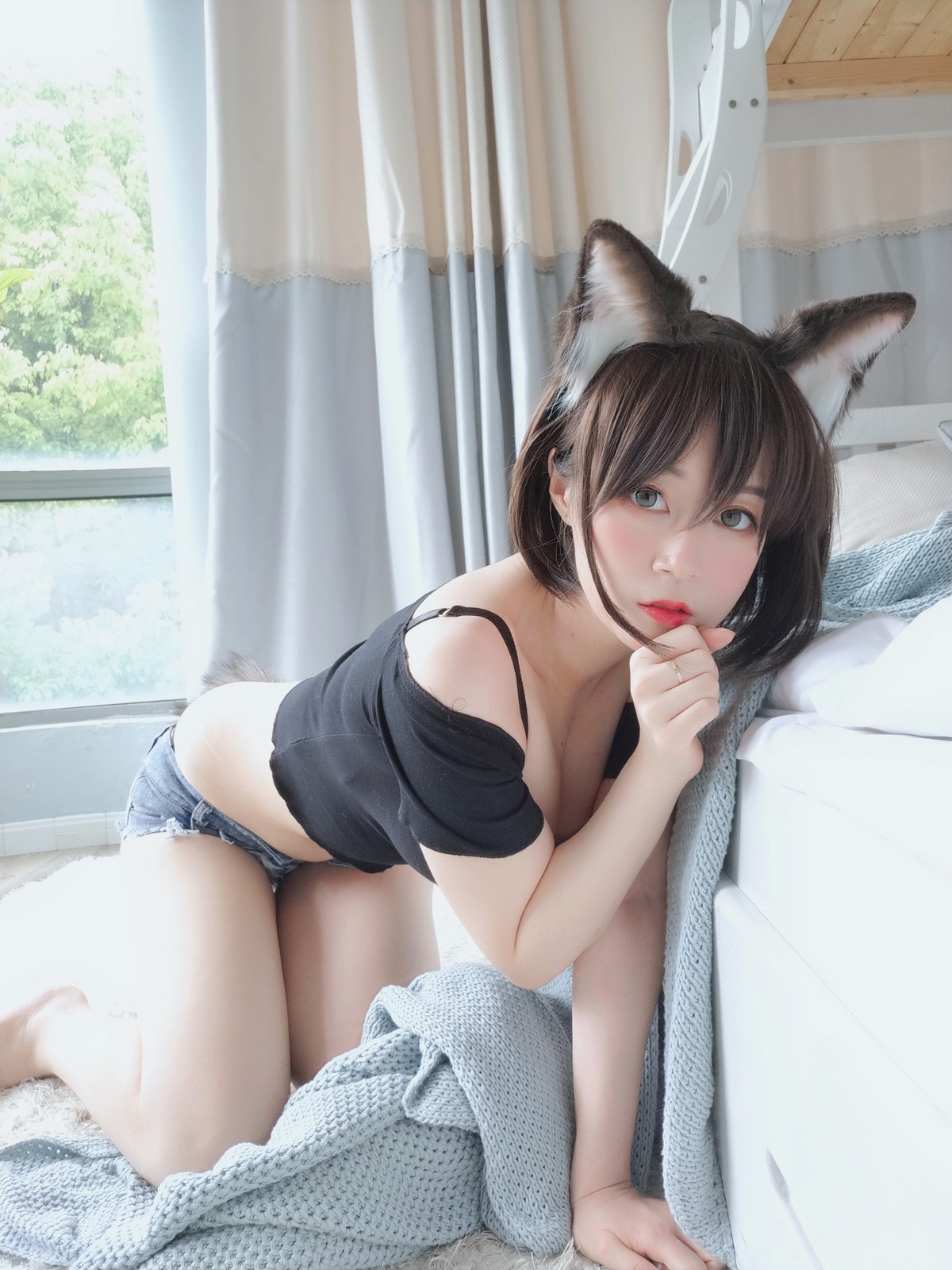 xgyw.top_Coser小姐姐白银81布偶猫主题性感黑色上衣配牛仔短裤半脱露蕾丝内衣诱惑写真46P