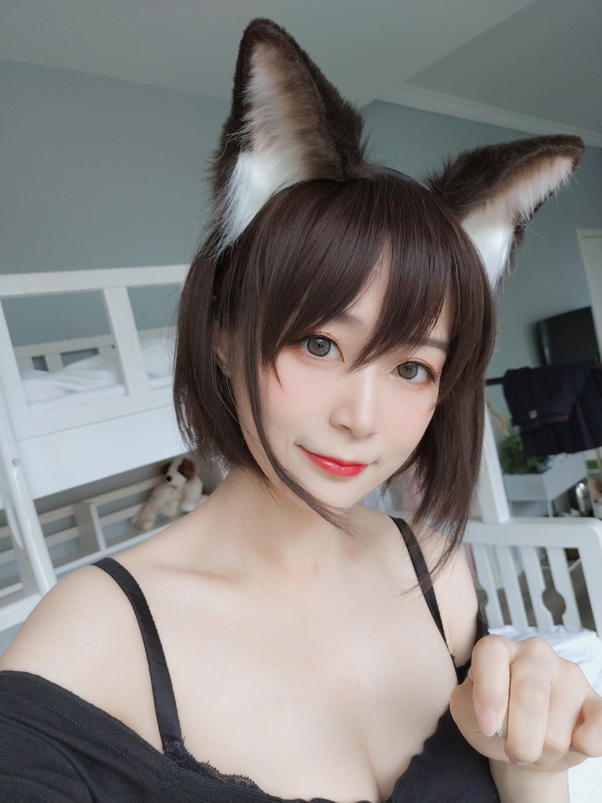 xgyw.top_Coser小姐姐白银81布偶猫主题性感黑色上衣配牛仔短裤半脱露蕾丝内衣诱惑写真46P