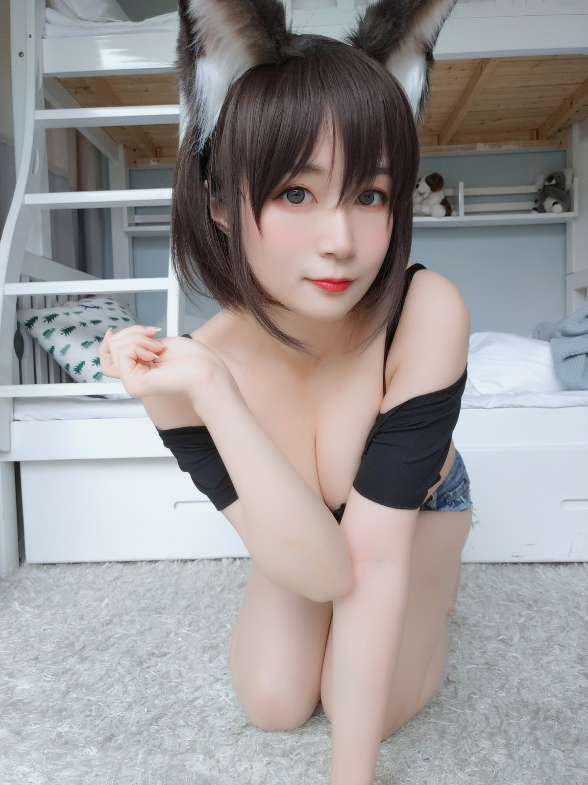 xgyw.top_Coser小姐姐白银81布偶猫主题性感黑色上衣配牛仔短裤半脱露蕾丝内衣诱惑写真46P