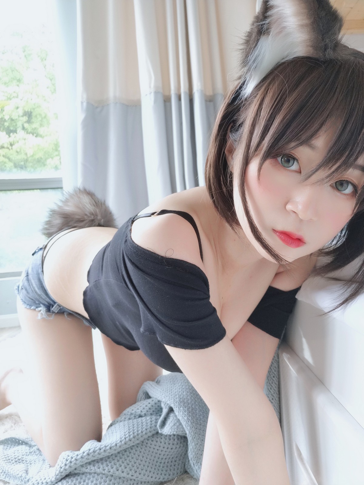 xgyw.top_Coser小姐姐白银81布偶猫主题性感黑色上衣配牛仔短裤半脱露蕾丝内衣诱惑写真46P