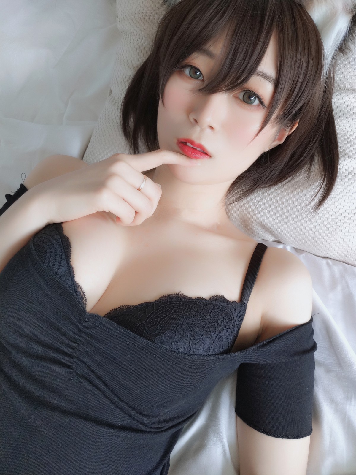 xgyw.top_Coser小姐姐白银81布偶猫主题性感黑色上衣配牛仔短裤半脱露蕾丝内衣诱惑写真46P
