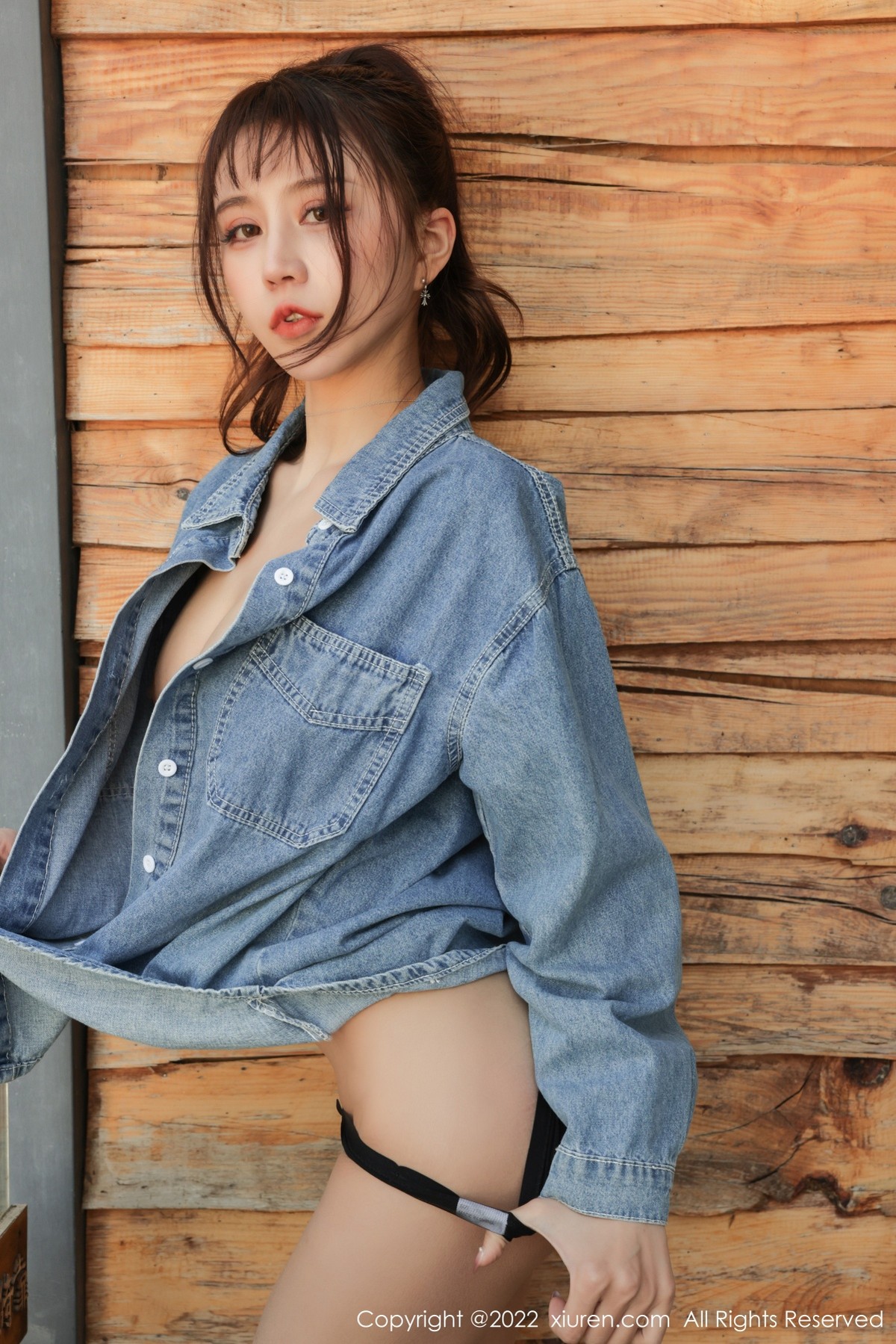 xgyw.top_XiuRen第4804期_模特tina_甜仔大理旅拍脱牛仔衣露黑色连体衣秀凹凸身材诱惑写真40P