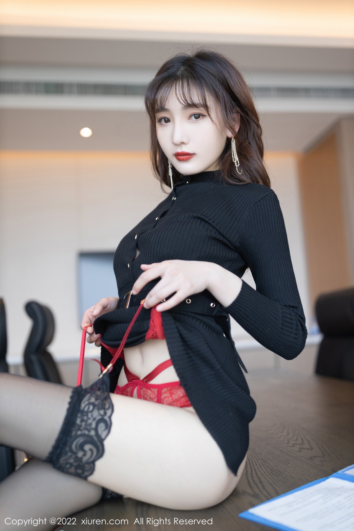 xgyw.top_XiuRen第4806期_模特陆萱萱珠三角旅拍秘书日常红色蕾丝内衣配蕾丝袜诱惑写真78P