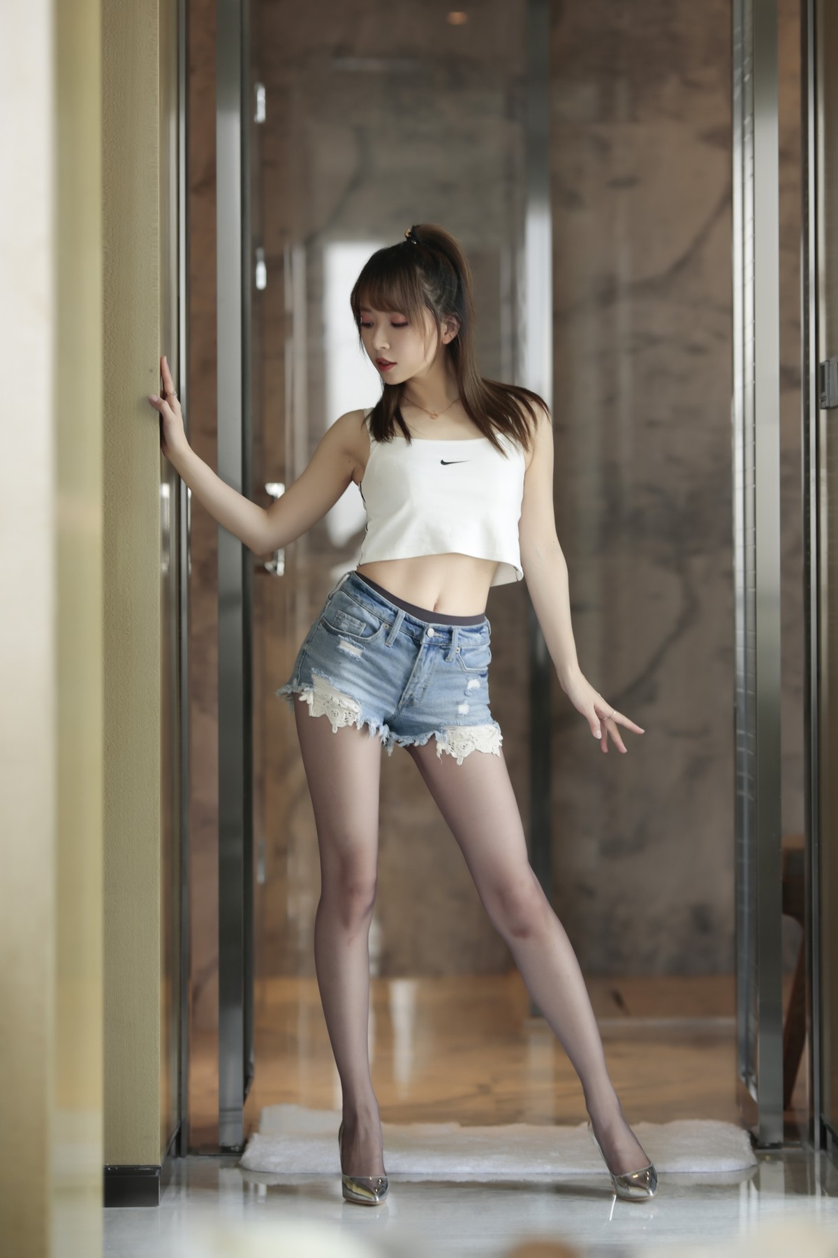 xgyw.top_斗鱼主播小女巫露娜牛仔小裤裤主题私房半脱牛仔短裤露无内黑丝极致诱惑写真78P