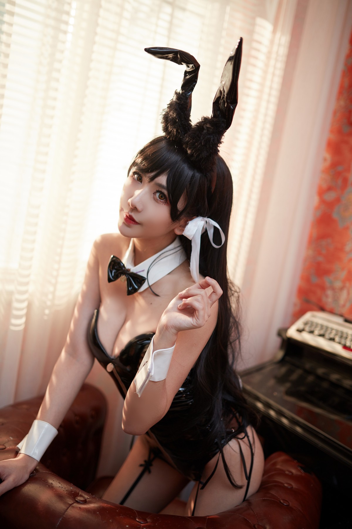 xgyw.top_网络美女源纱希喵喵喵爱宕兔女郎主题黑色低胸连体皮衣配蕾丝吊袜迷人诱惑写真31P