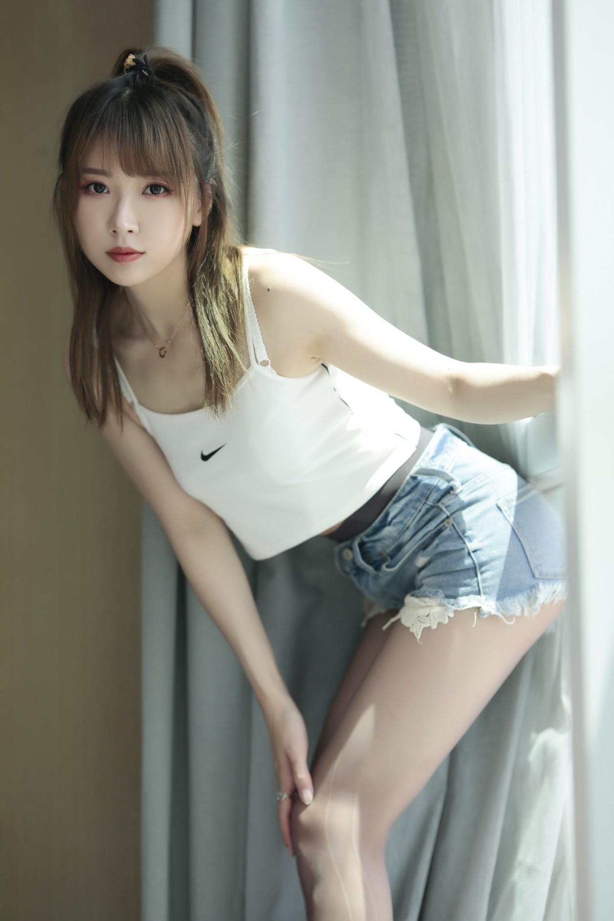 xgyw.top_斗鱼主播小女巫露娜牛仔小裤裤主题私房半脱牛仔短裤露无内黑丝极致诱惑写真78P