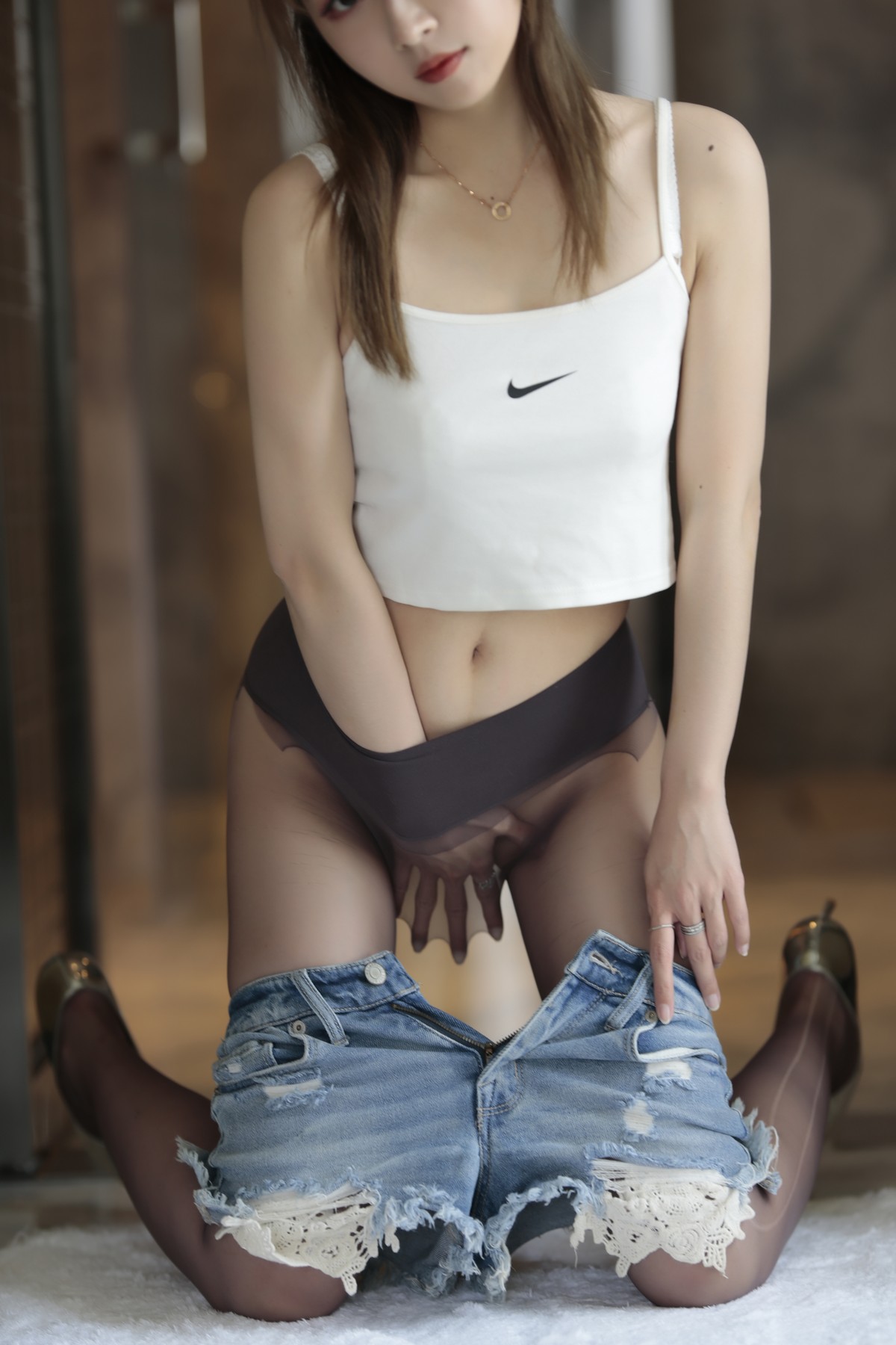 xgyw.top_斗鱼主播小女巫露娜牛仔小裤裤主题私房半脱牛仔短裤露无内黑丝极致诱惑写真78P