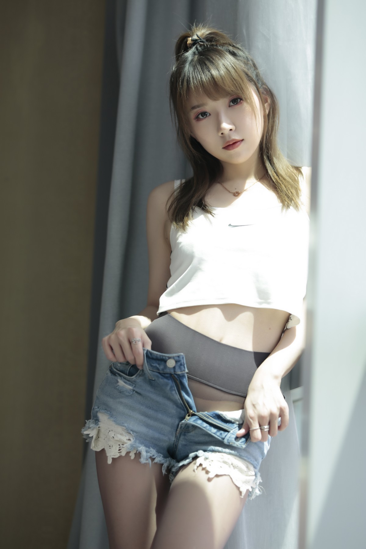xgyw.top_斗鱼主播小女巫露娜牛仔小裤裤主题私房半脱牛仔短裤露无内黑丝极致诱惑写真78P