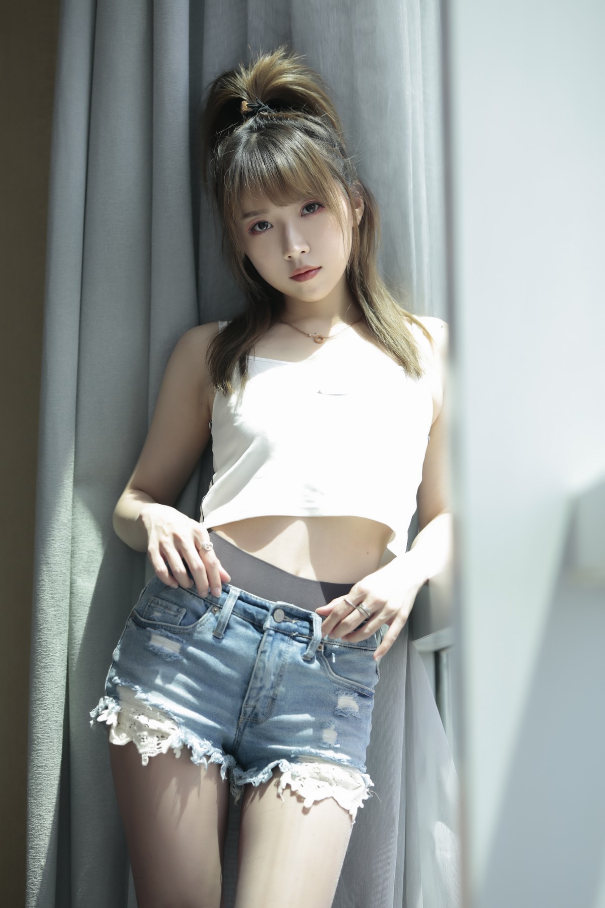 xgyw.top_斗鱼主播小女巫露娜牛仔小裤裤主题私房半脱牛仔短裤露无内黑丝极致诱惑写真78P
