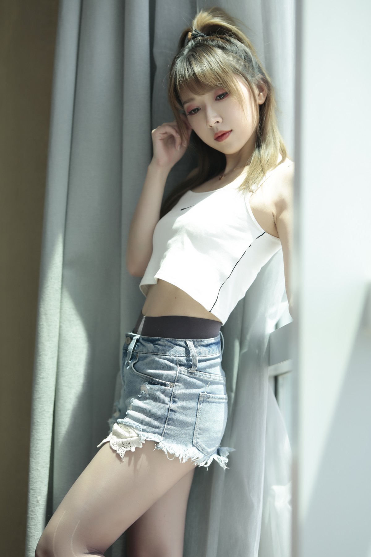 xgyw.top_斗鱼主播小女巫露娜牛仔小裤裤主题私房半脱牛仔短裤露无内黑丝极致诱惑写真78P