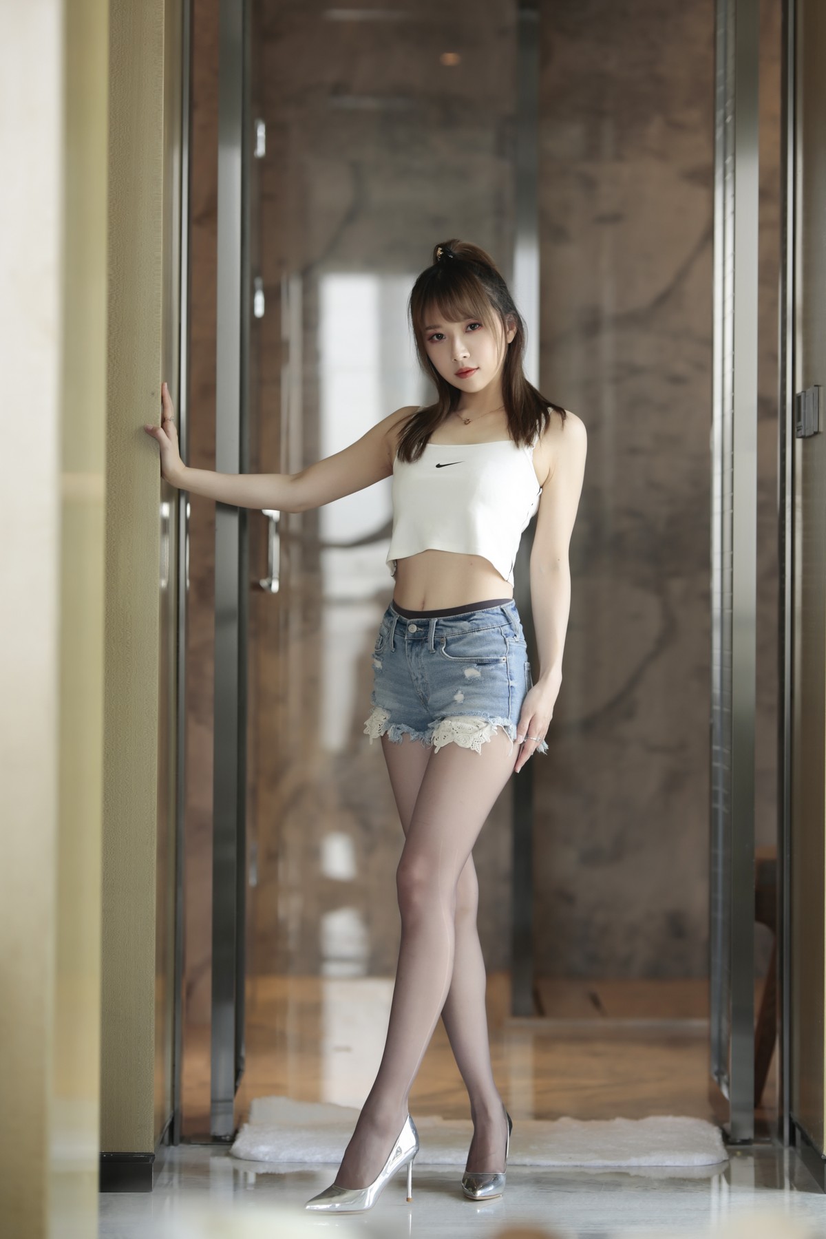 xgyw.top_斗鱼主播小女巫露娜牛仔小裤裤主题私房半脱牛仔短裤露无内黑丝极致诱惑写真78P